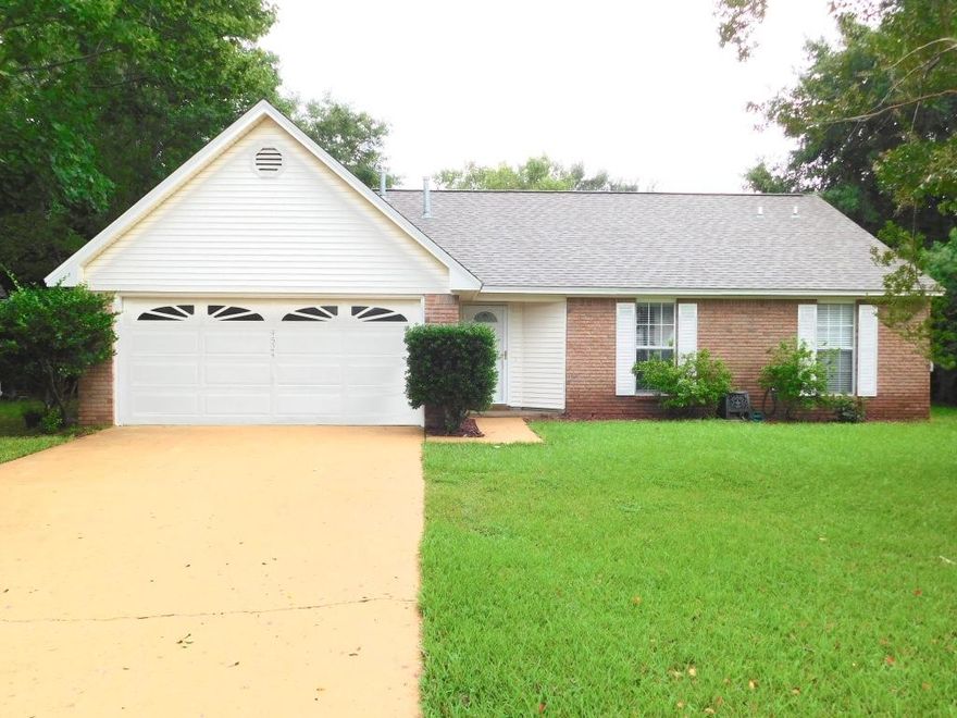 Great home in a Bluewater Bay, just a short walk to restaurants, shopping and to Bluewater Elementary. This home has a spacious living room which boast cathedral ceilings and a gas fireplace. The kitchen has been remodeled complete with upgraded appliances and granite. Enjoy all the natural light from your beautiful Florida room. Large master bedroom and masterbath with jetted tub and separate shower. Good size backyard, perfect for a garden or a playground, completely fenced in. Roof was replaced in 2004 and HVAC in 2008. Don't miss this great opportunity to live in Bluewater Bay.