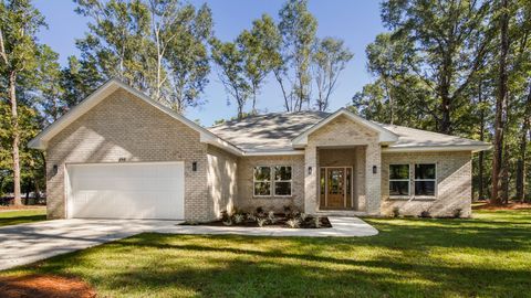 A home in DeFuniak Springs