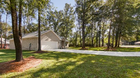 A home in DeFuniak Springs