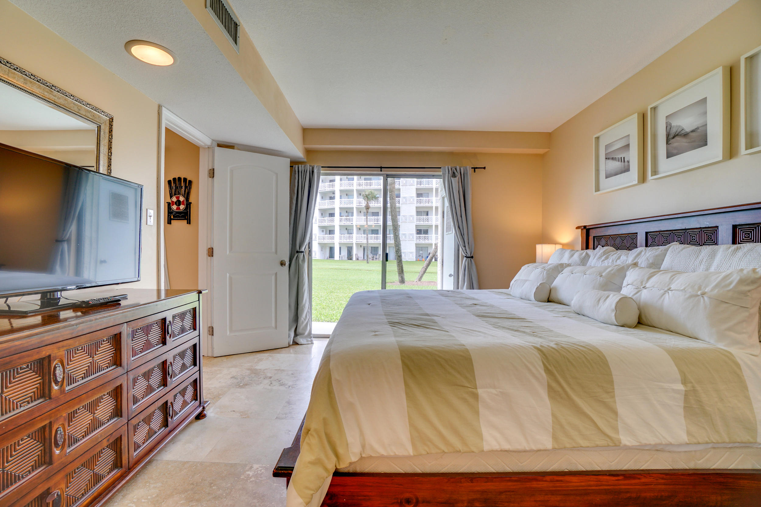 EL MATADOR CONDO - Residential