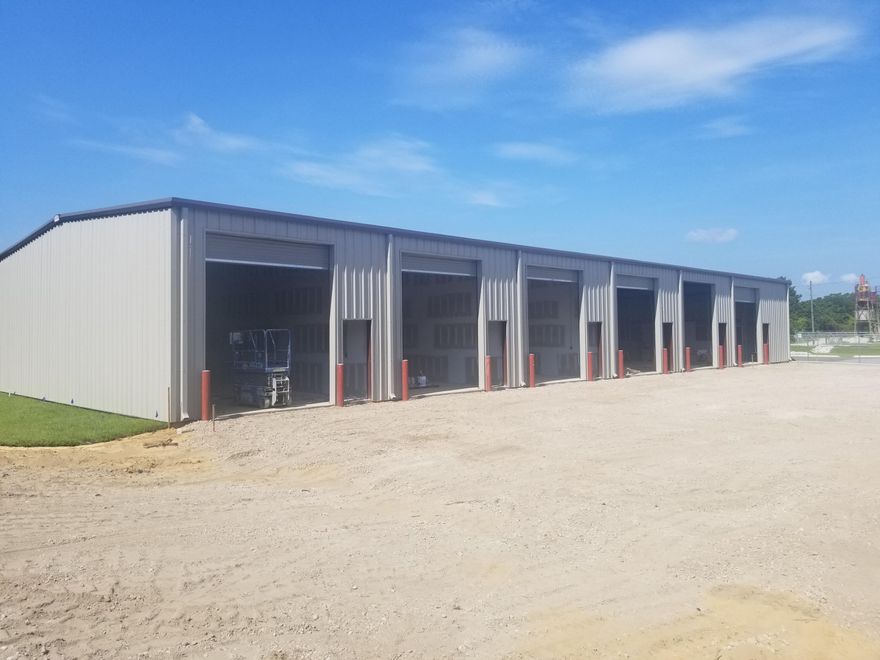 Brand new warehouse/ flex space complex in Valparaiso/ Niceville area. Each warehouse unit is 1000 sqft. Three contiguous units are currently available for the total of 3000 sqft. Water bill is included in the lease price.