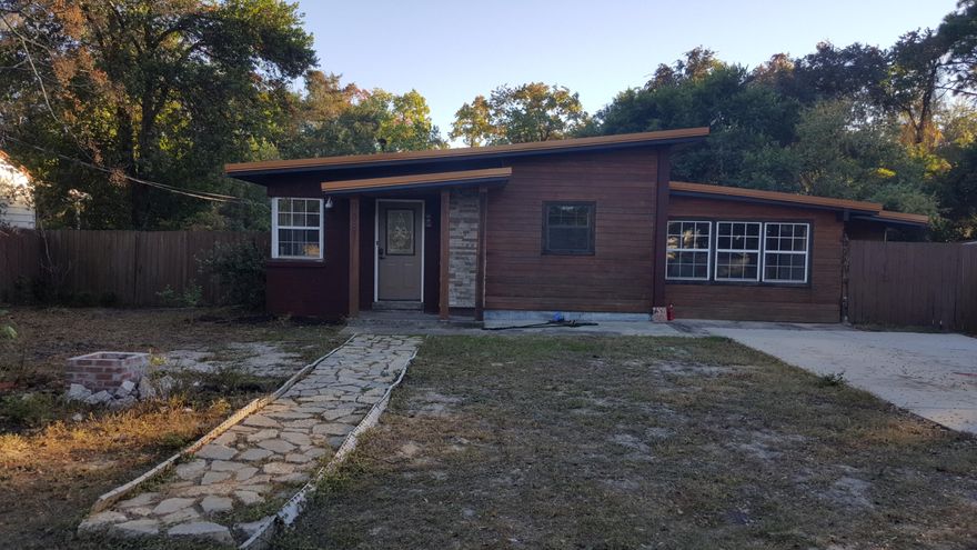 Are you familiar with this neighborhood? It is a beautiful and very peaceful one. This home has had many updates, including but not limited to; custom made cabinets with pristine granite counter tops, nice stainless steel appliances, beautiful tile throughout and in the showers! This homes floor plan is pretty unique, also. Come check this nicely updated and very spacious lot/home out today!