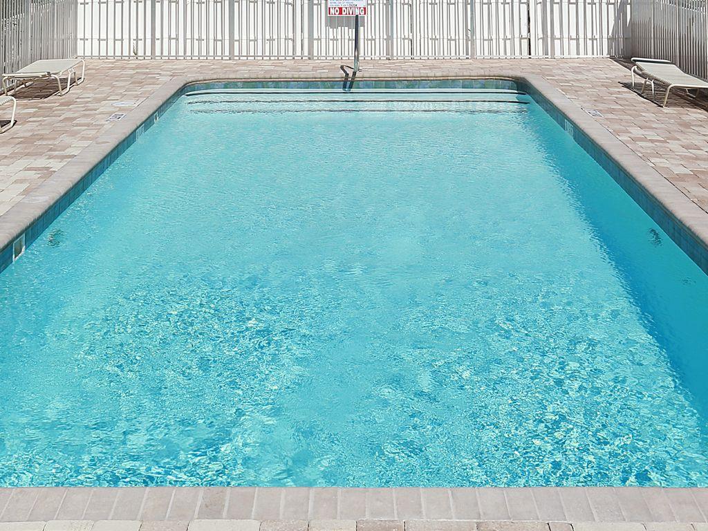 COMMODORE'S RETREAT LIMITED CONDO - Residential