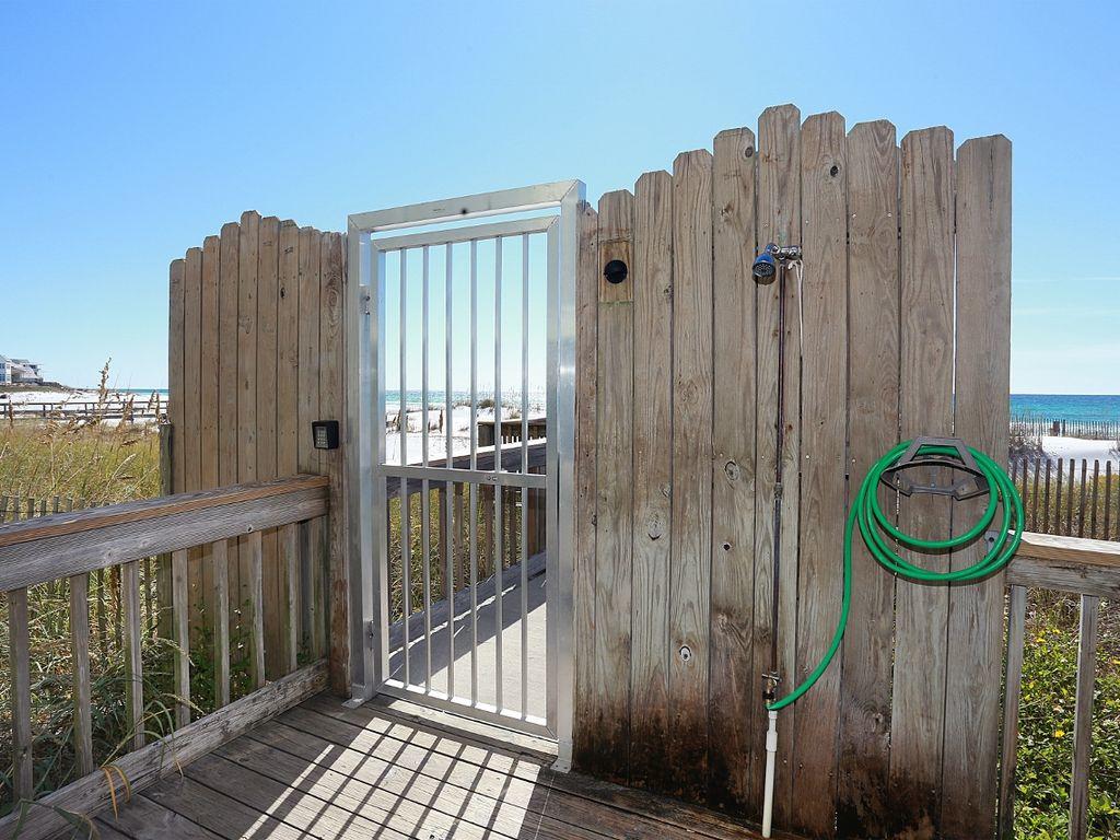 COMMODORE'S RETREAT LIMITED CONDO - Residential