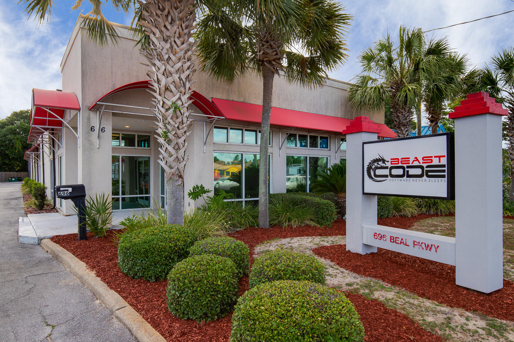 Main image without alt text