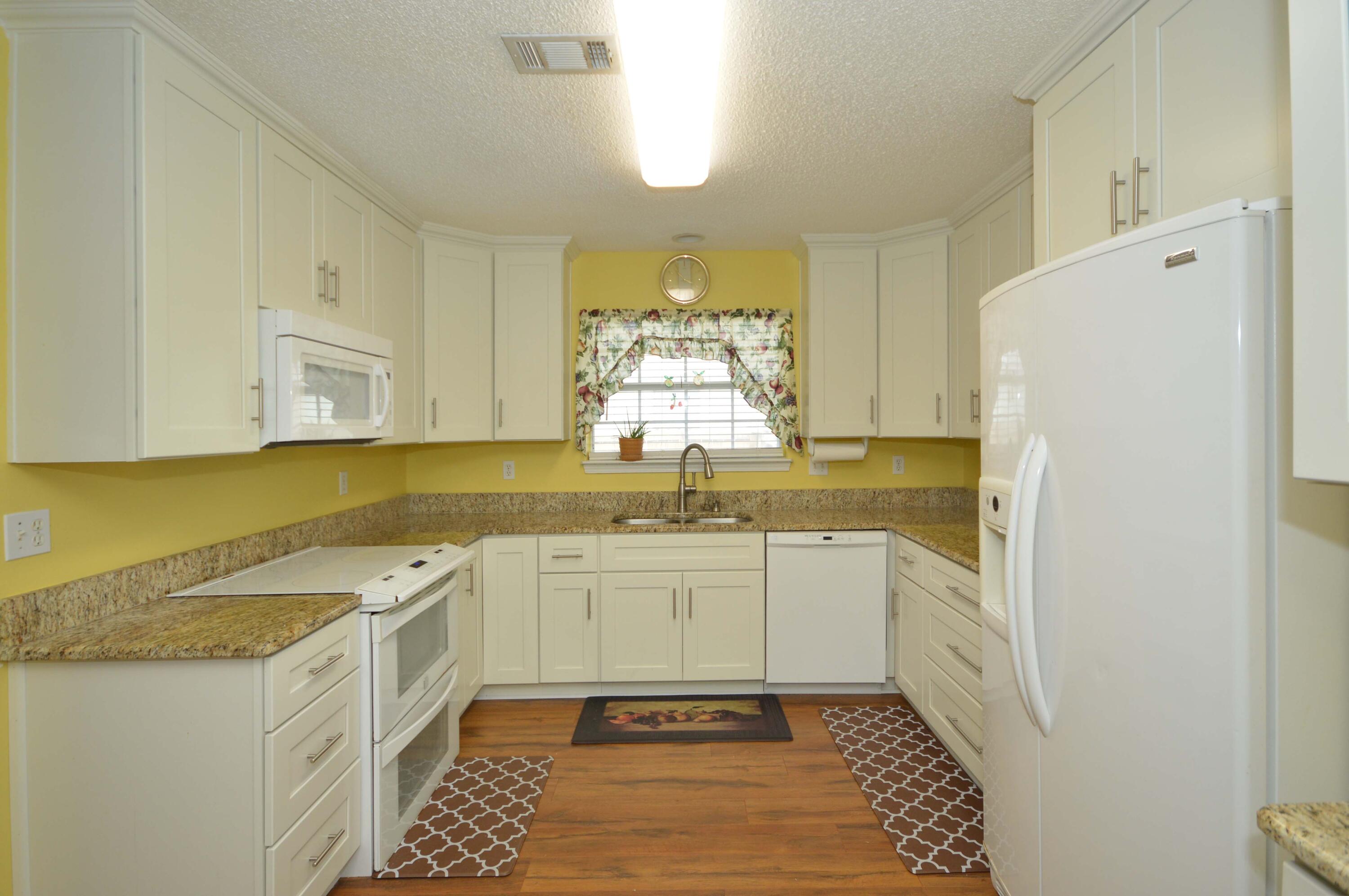 ROBLEDAL ESTATES - Residential