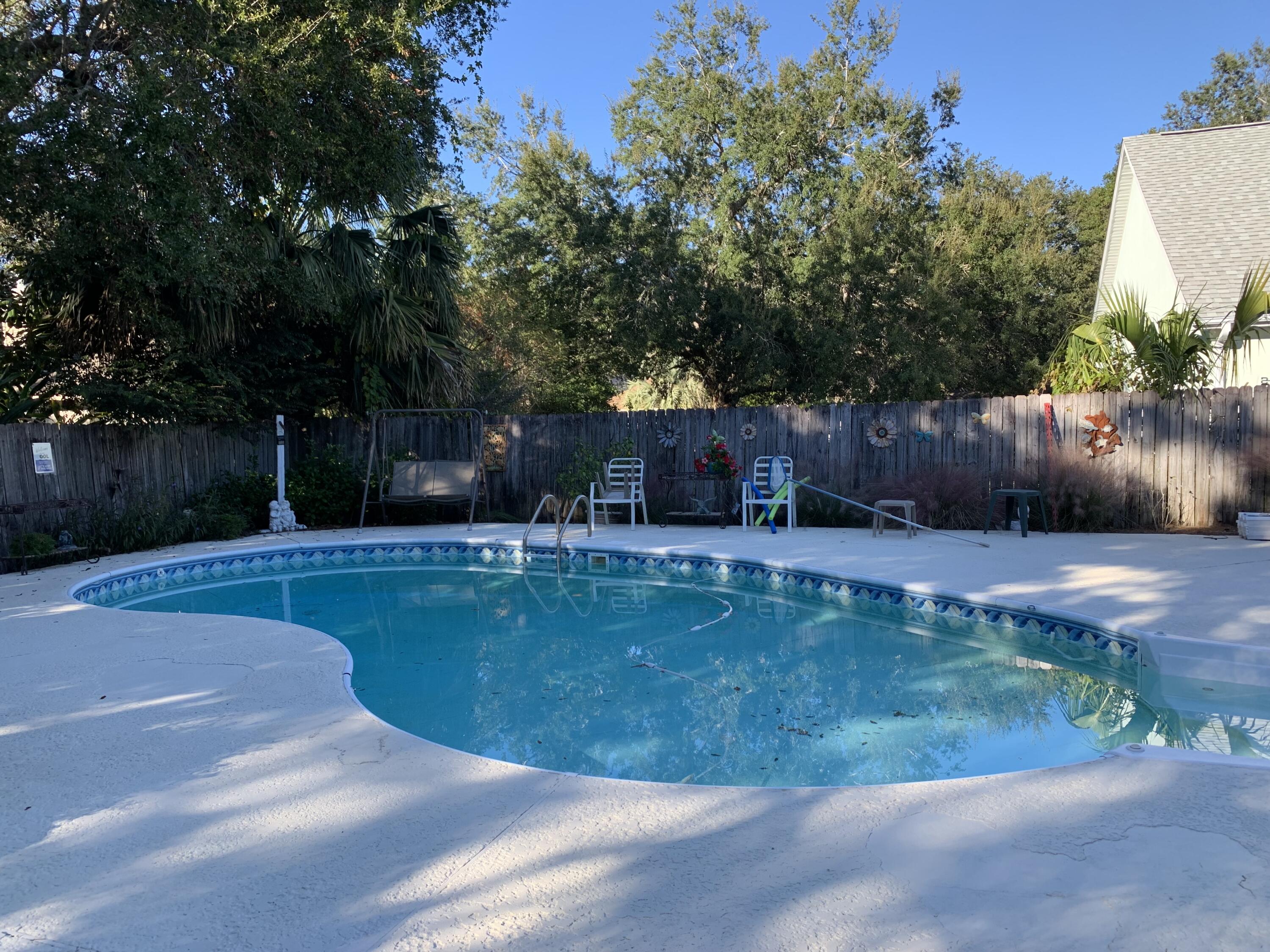 ROBLEDAL ESTATES - Residential