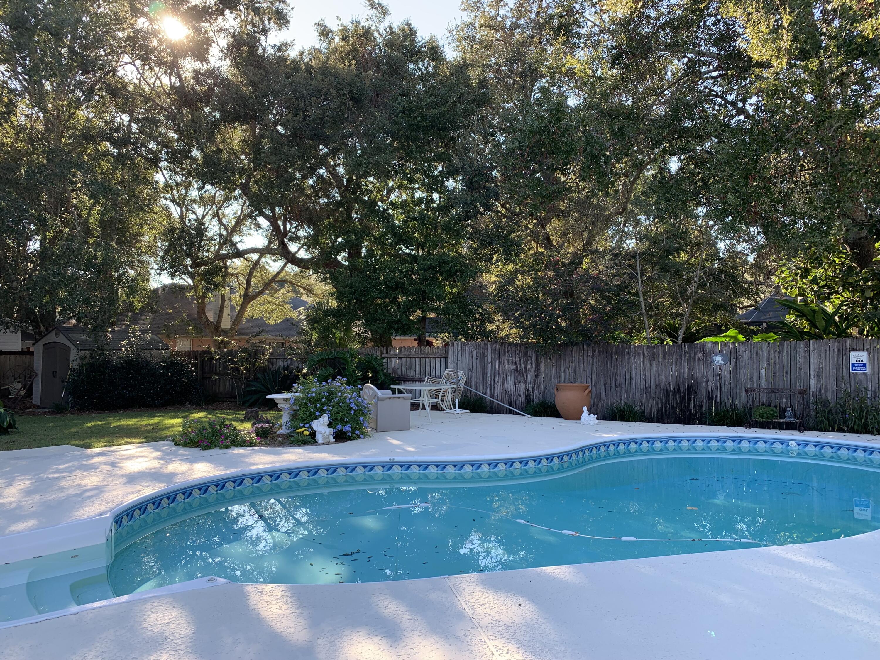 ROBLEDAL ESTATES - Residential