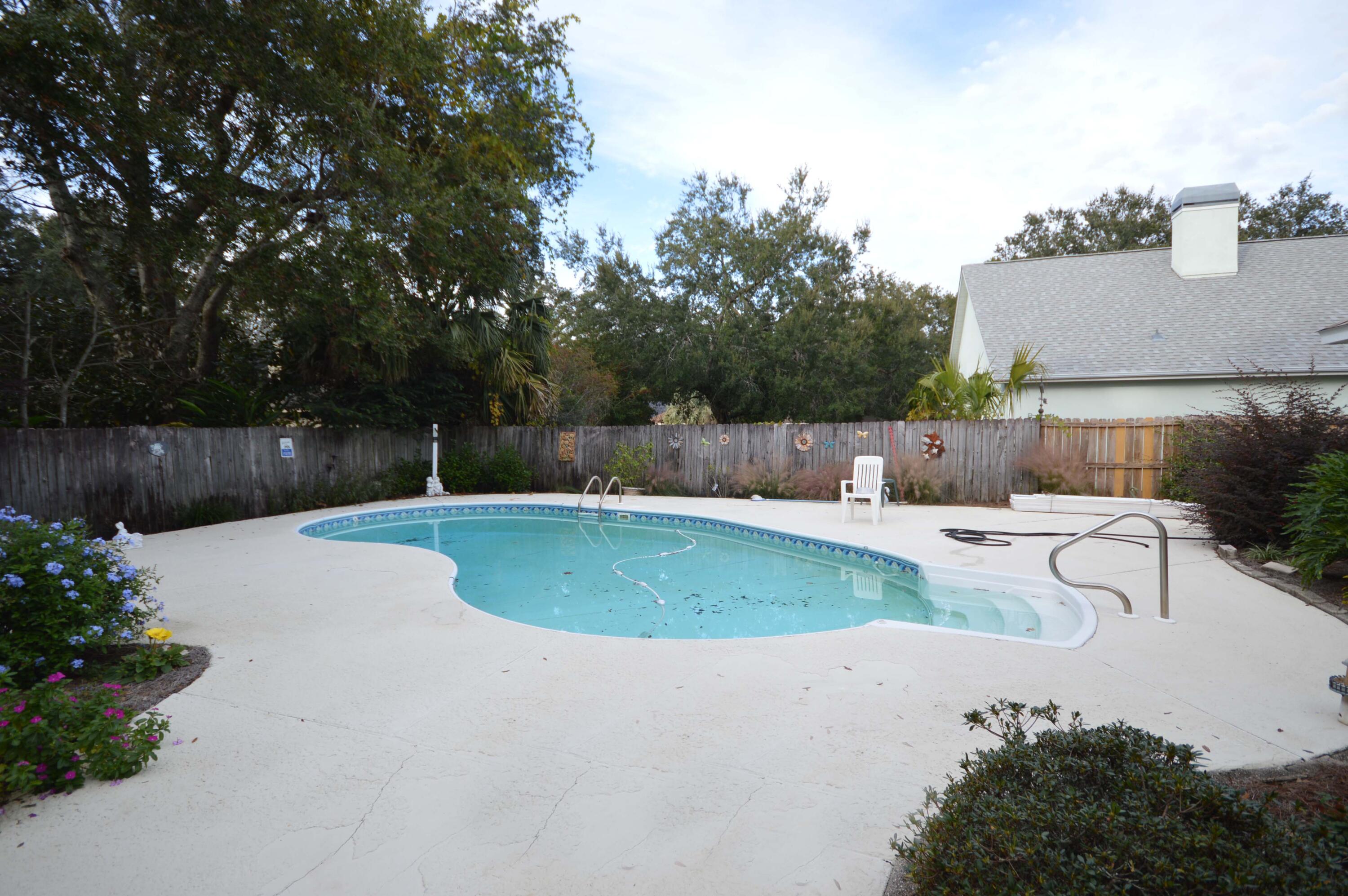 ROBLEDAL ESTATES - Residential