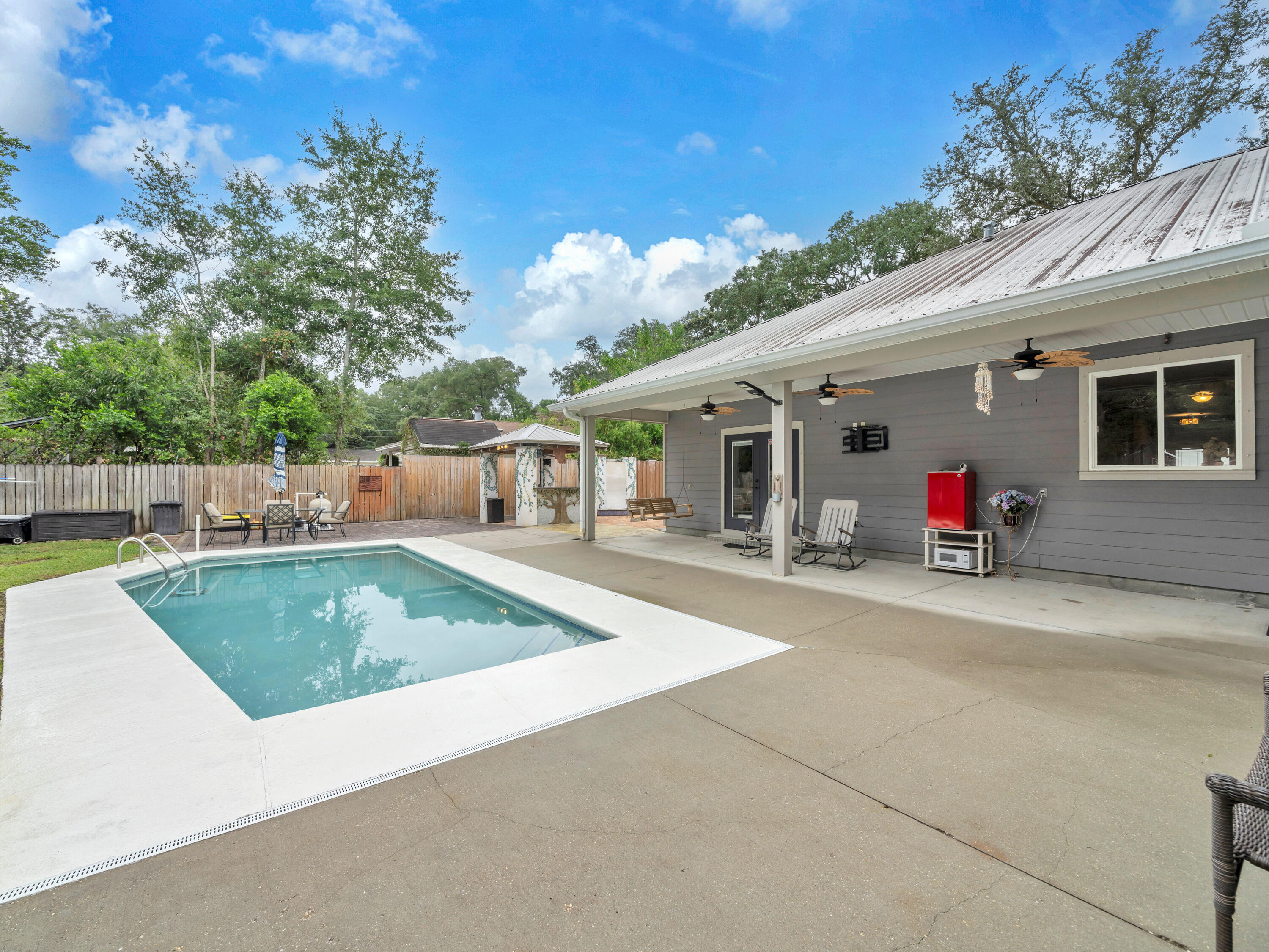 WHISPERING PINES - Residential
