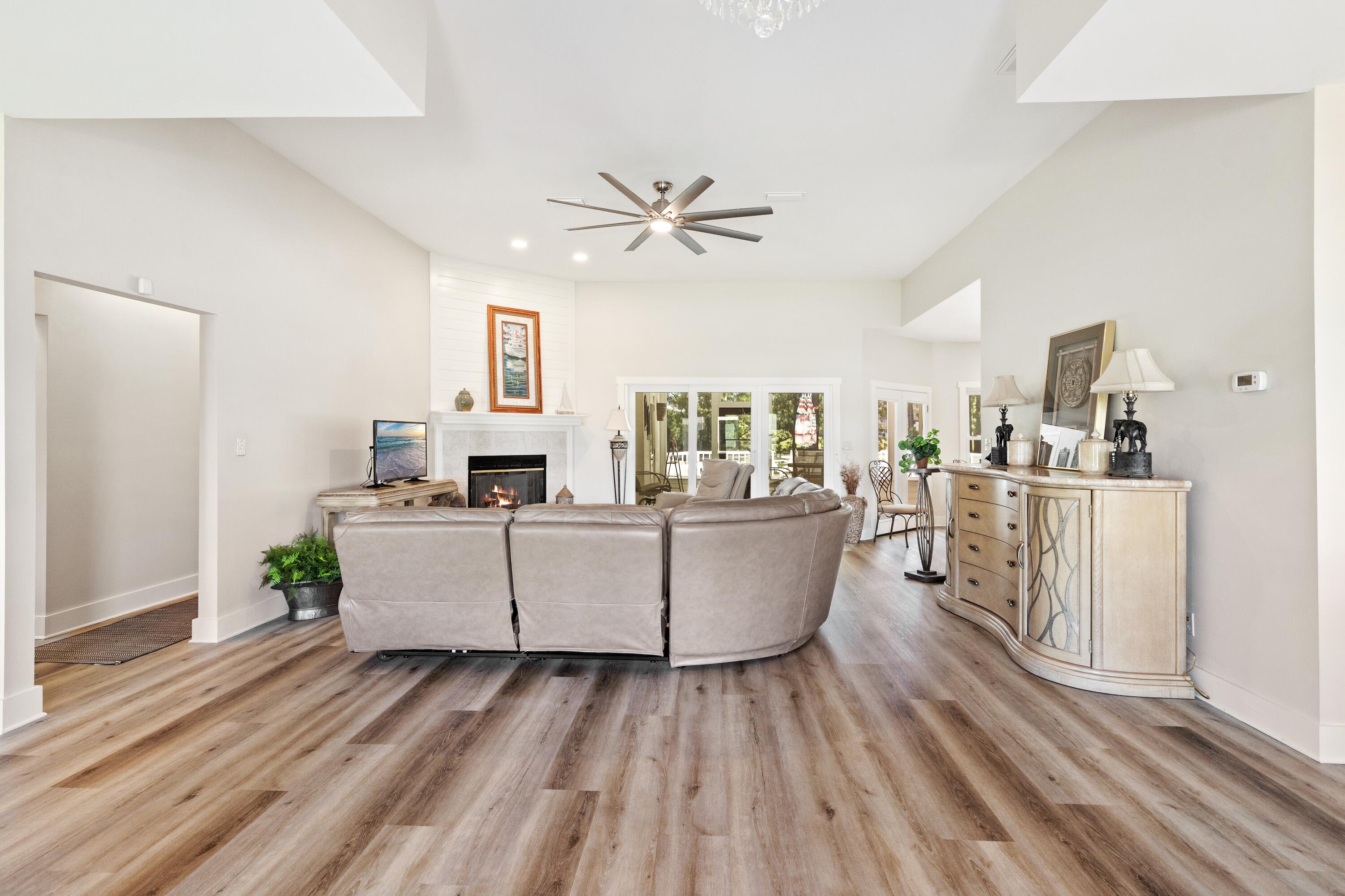COUNTRY CLUB HILLS PH 1 - Residential