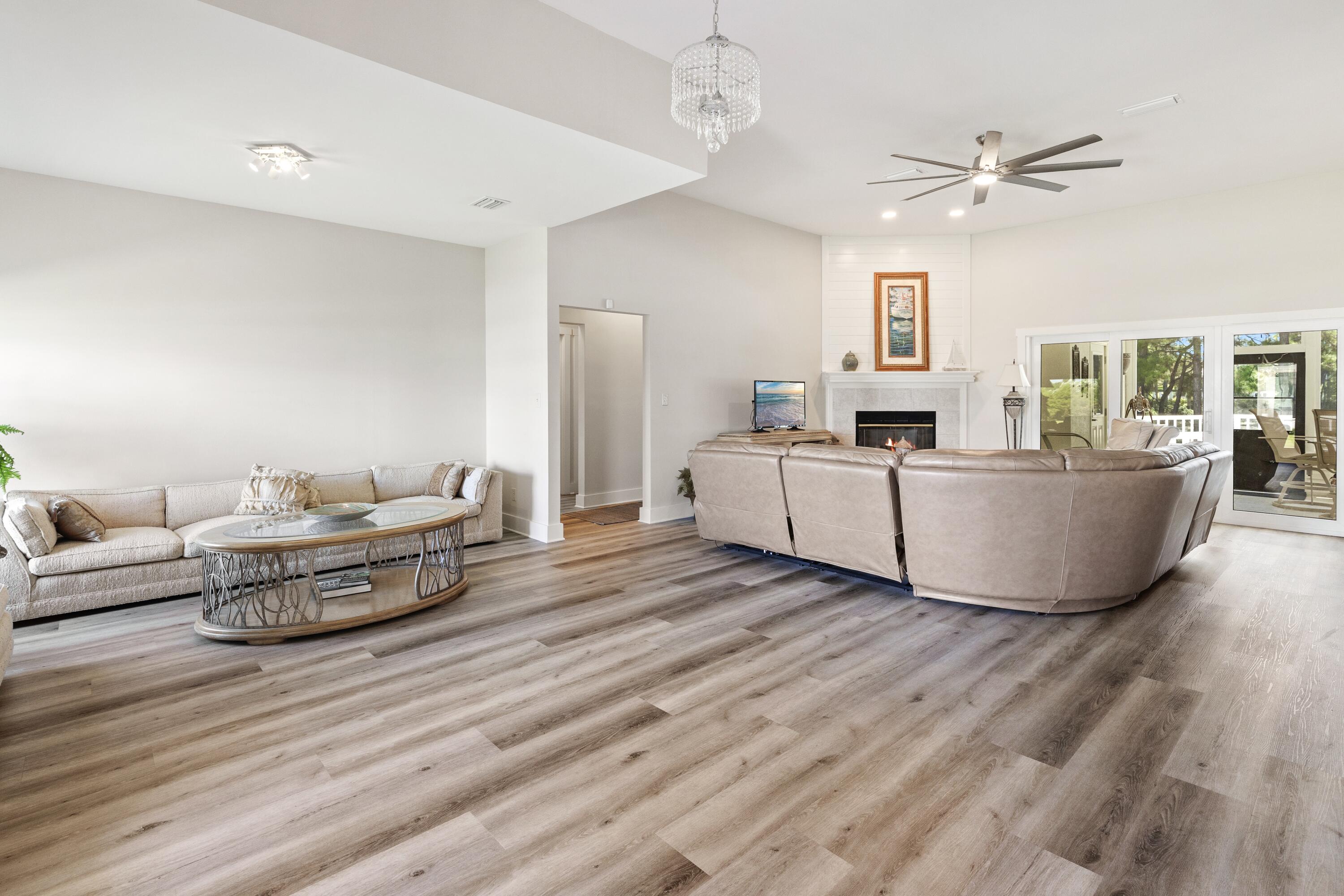 COUNTRY CLUB HILLS PH 1 - Residential