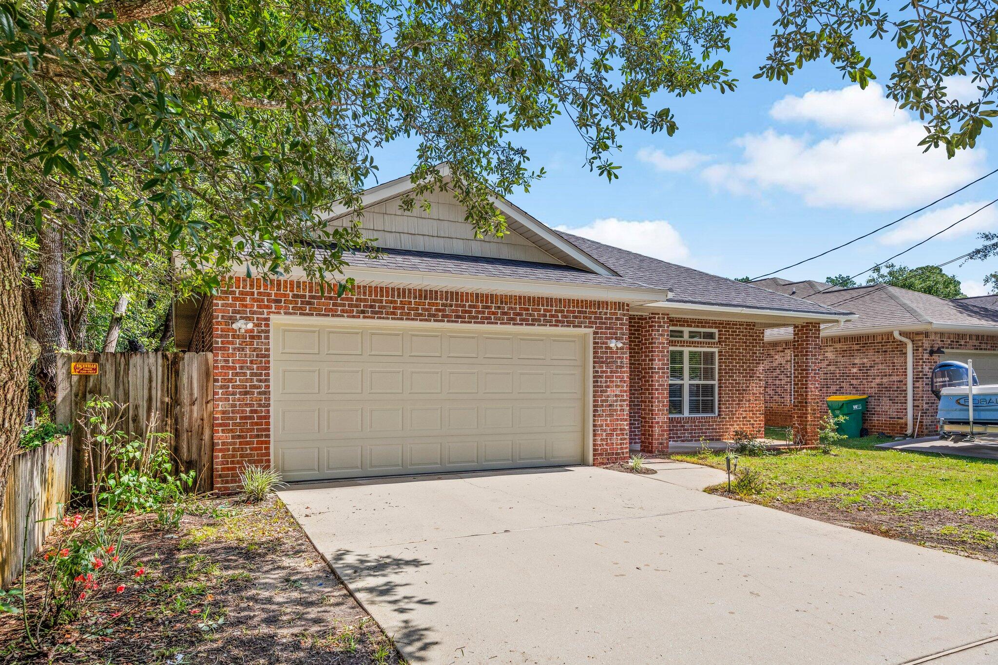 VALPARAISO PINECREST 6 - Residential Lease