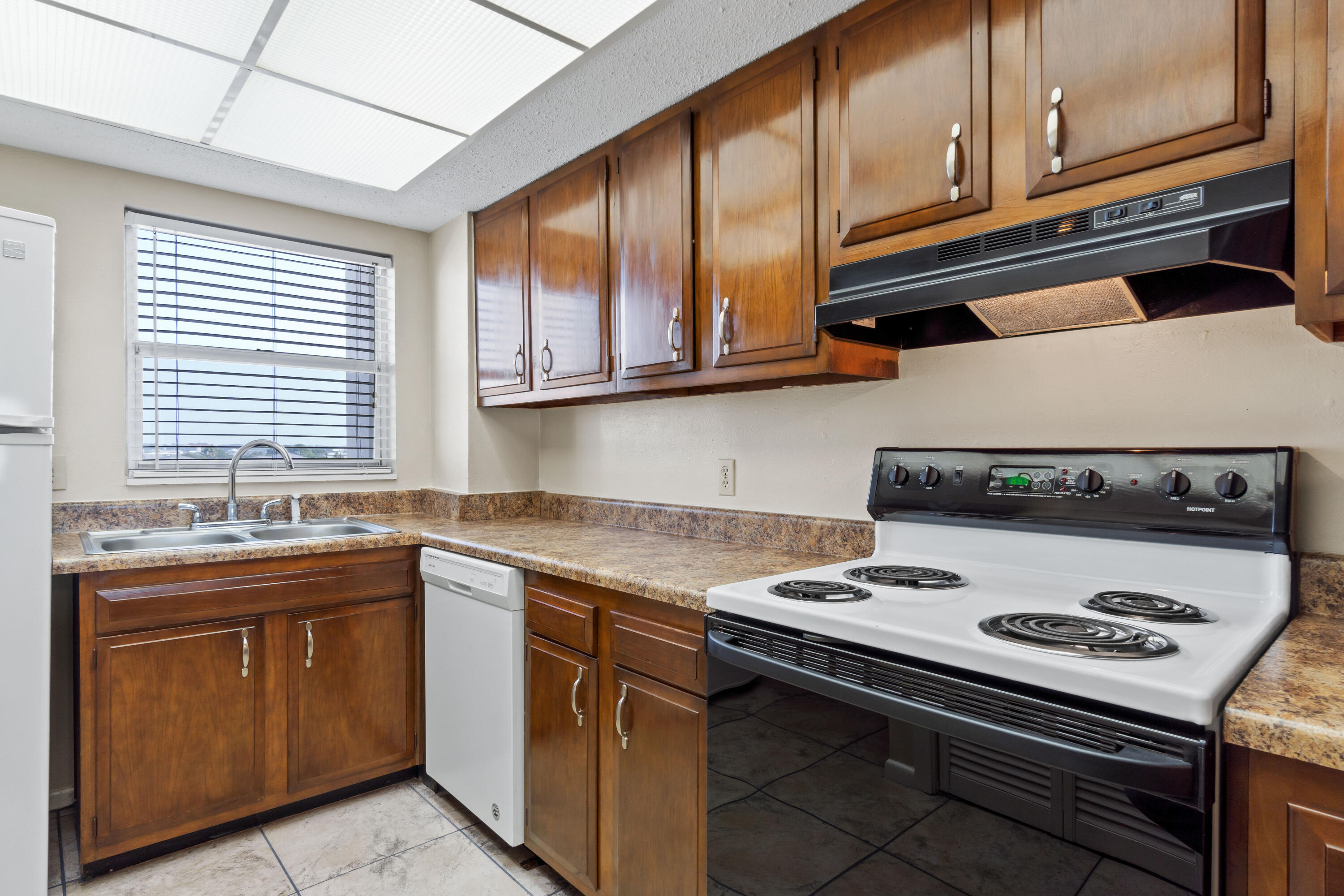 EL MATADOR CONDO - Residential