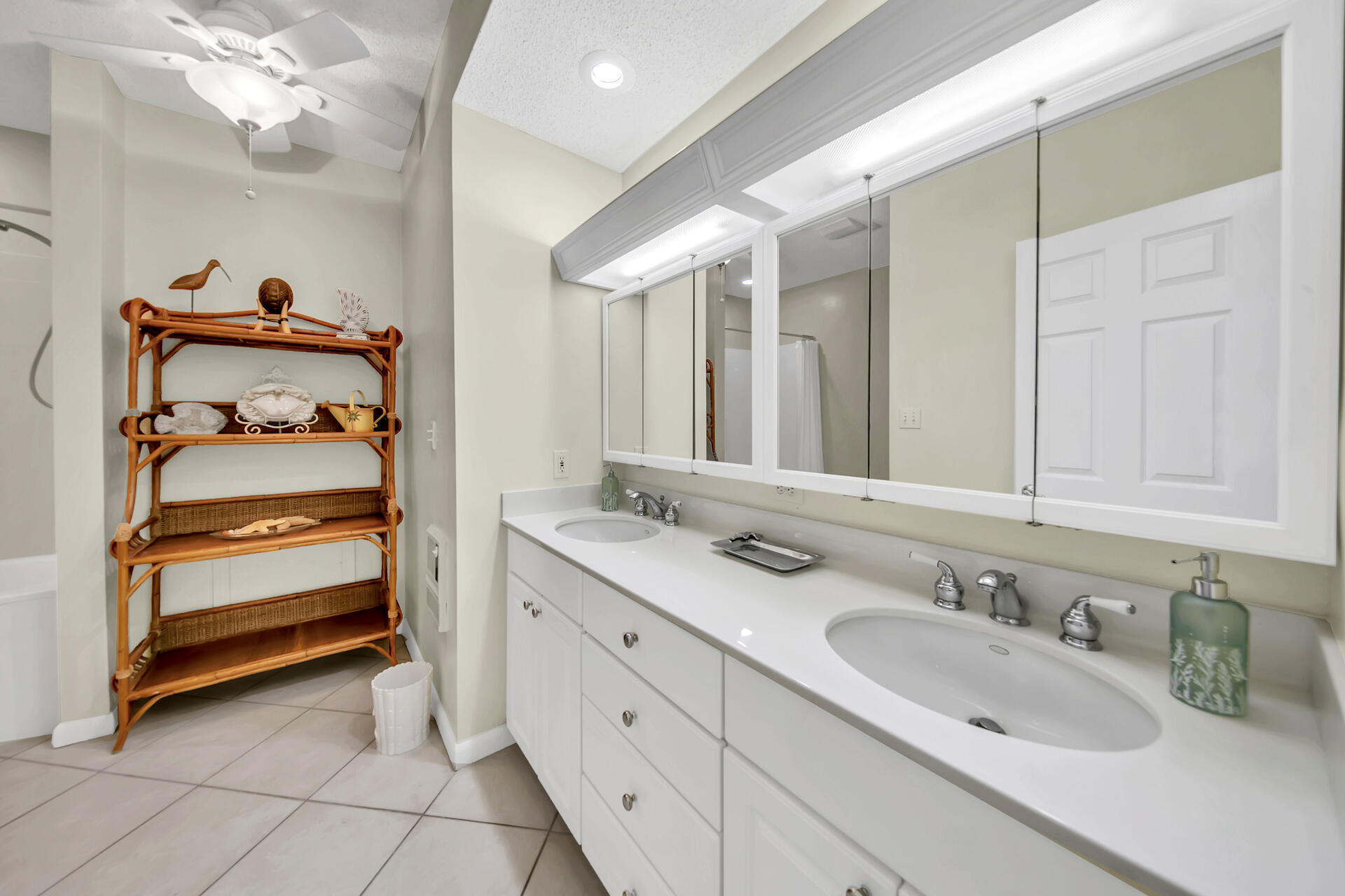 BEACH HOUSE CONDO PH 2 - Residential