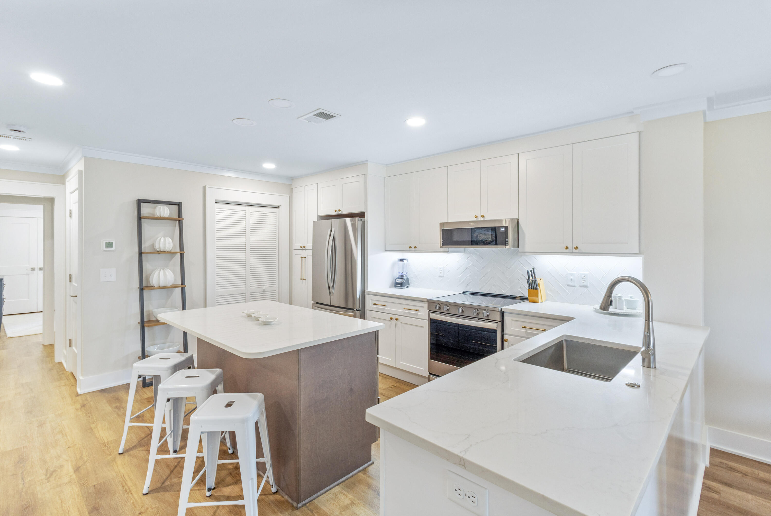 HARBOUR POINT CONDO - Residential