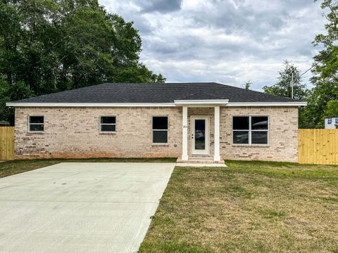 A home in DeFuniak Springs