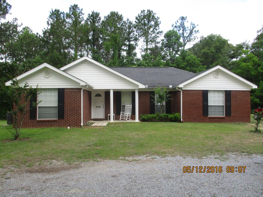 LIKE NEW BRICK HOME LOCATED ON A PAVED ROAD WITH A LARGE YARD. THIS 3 BEDROOM HOME IS LIKE NEW WITH AN OPEN CONCEPT, PERFECT FOR ENTERTAINING. HOME OFFERS SPLIT FLOOR PLAN, FENCED BACK YARD, BREAKFAST BAR THAT SEPERATES THE KITCHEN TO LIVING. GREAT GALLEY KITCHEN WITH TONS OF CABINETS. MINUTES TO THE SCHOOL AND PARKS.