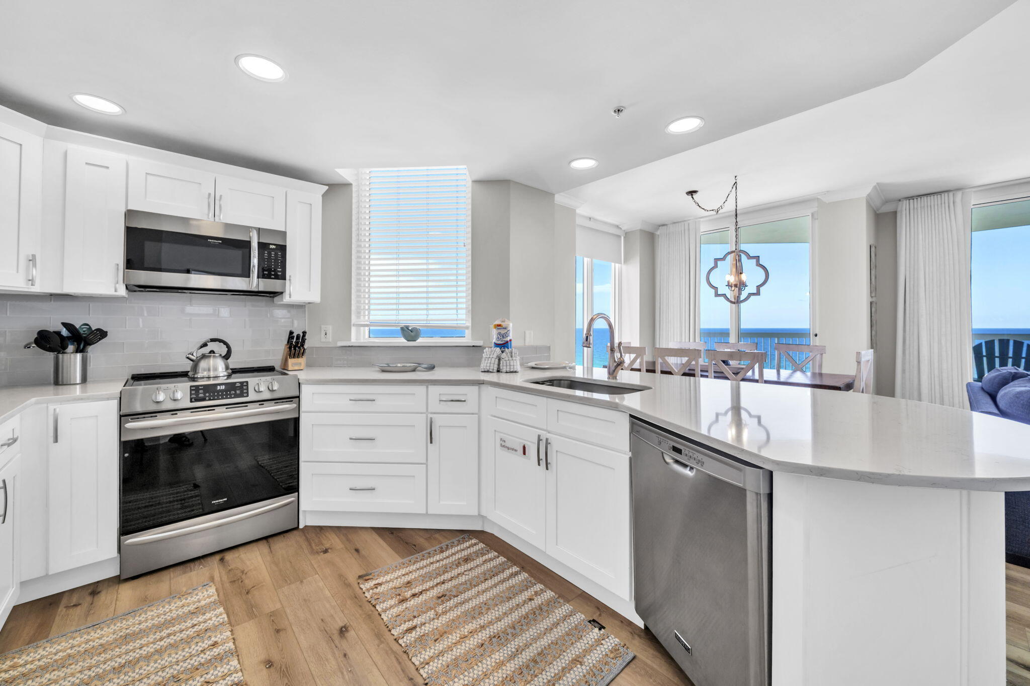 SILVER BEACH TOWERS - Residential