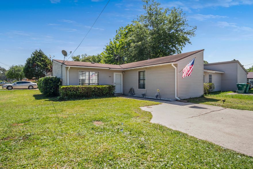 Lovely 2 bedroom 1 bath townhome centrally located in the middle of Fort Walton Beach, close to Hulburt Field and Eglin Air Force Base. No HOA Fees! This end unit townhome won't last long! Perfect house for a first time home buyer or investor. Check out the virtual tour!