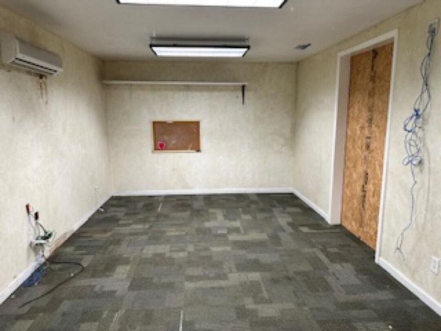 104 H  1,500 Sq ft with 10 x 10 roll up door.  Has a 10 x 8 front office with A/C