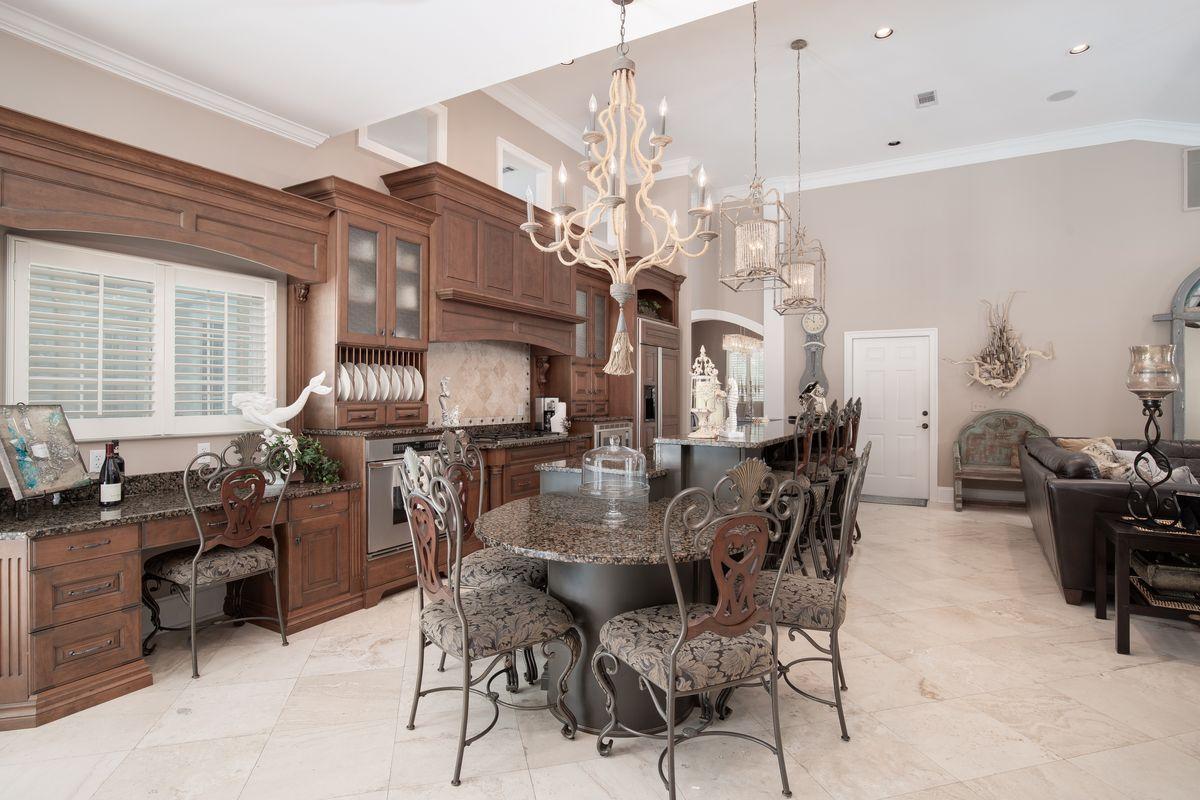 BAYTOWNE AVE EAST - Residential