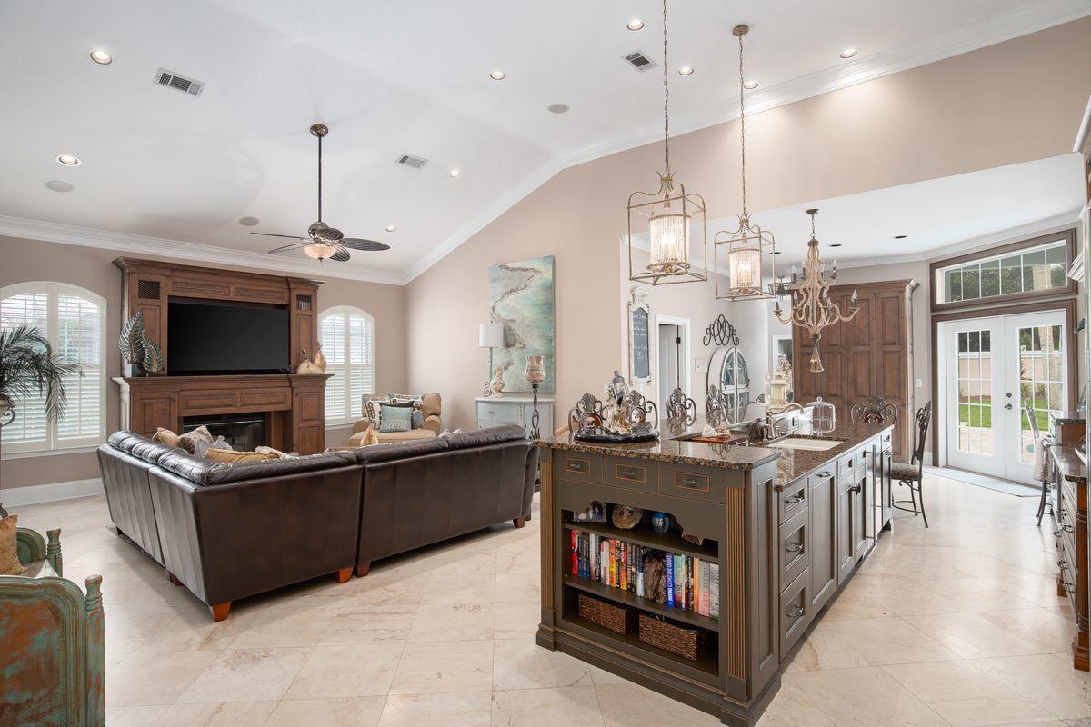 BAYTOWNE AVE EAST - Residential