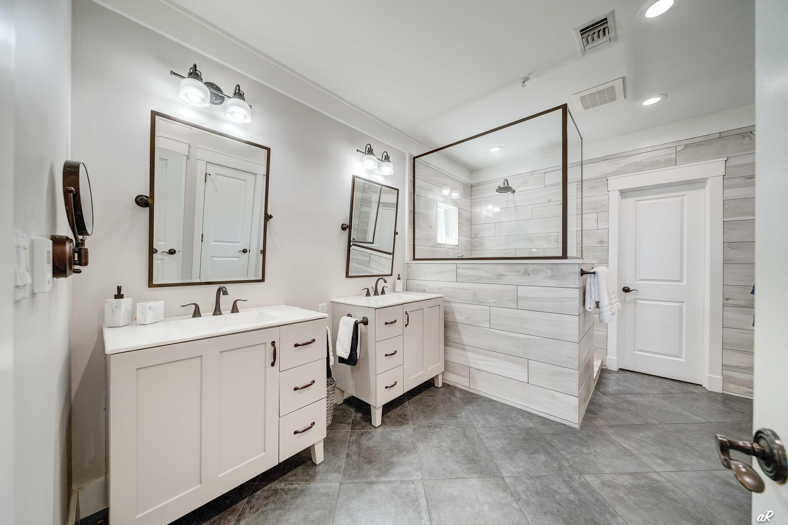 LAKESIDE LODGE AT PROSPECT POINT - Residential
