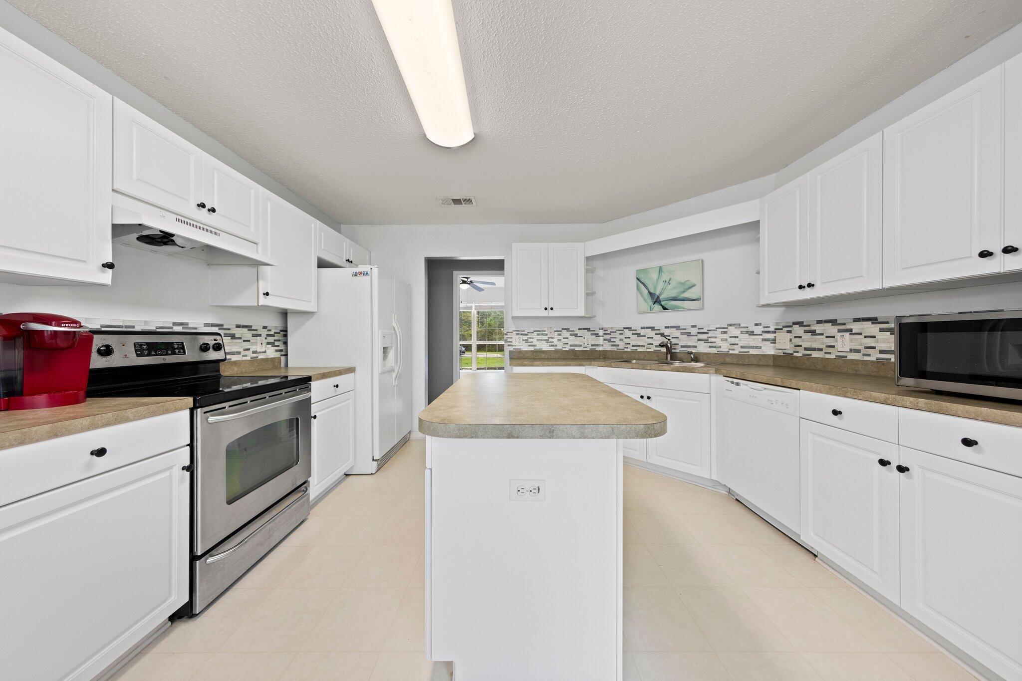 COUNTRYVIEW ESTATES 9TH ADDN - Residential Lease