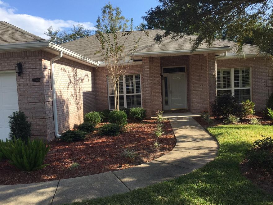 THE CROSSINGS IS ONE OF BLUEWATER BAY'S BEST KEPT SECRETS.THIS 3BR/2BA BRICK HOME HAS BEEN BEAUTIFULLY MAINTAINED AND IS MOVE IN READY.IT IS CONVENIENTLY LOCATED AND WITHIN WALKING DISTANCE TO SHOPPING AND DINING.IN ADDITION TO THE OPEN FLOOR PLAN WITH TONS OF NATURAL LIGHT, THIS HOUSE HAS NO CARPET!IT HAS BEAUTIFUL HARDWOOD FLOORS THROUGHOUT AND HAS TILE IN ALL THE WET AREAS. IT HAS A GREAT SCREENED IN PORCH WITH OUTDOOR CEILING FAN AND TILE.THE SCREENED PORCH LEADS OUT TO AN OPEN PATIO FOR GRILLING AND ENTERTAINING. THE BEAUTIFUL LANDSCAPED YARD HAS A PRIVACY FENCE, A LAWN PUMP AND A SPRINKLER SYSTEM.ALL THE AMENITIES OF BLUEWATER BAY ARE INCLUDED IN THE CROSSINGS,INCLUDING,GOLF,TENNIS COURTS, SWIMMING POOL, BOAT LAUNCHES, AND A MARINA. THIS IS A BEAUTIFUL HOME AND IS PRICED TO SELL.