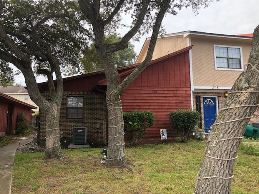 AVAIL: 4/1. FLEXIBLE S/D = TO 1 MO. RENT CAN BE MADE IN 2 MO. INSTALLMENTS IF QUALIFIED. PETS ALLOWED UPON OWNER'S APPROVAL & W/ A NON-REFUNDABLE PET FEE. Nice
centrally located END UNIT town home. Close & convenient to EVERYTHING- schools, shopping, restaurants & between both bases! PRIVACY FENCED BACKYARD! Relax/entertain on the open back patio. Yard building in backyard for your extra stuff. Kitchen has all the appliances in place. Utility area off kitchen. All electric! Master bedroom has a walk in closet. Call to see today, this one wont last long! *New photos coming soon*