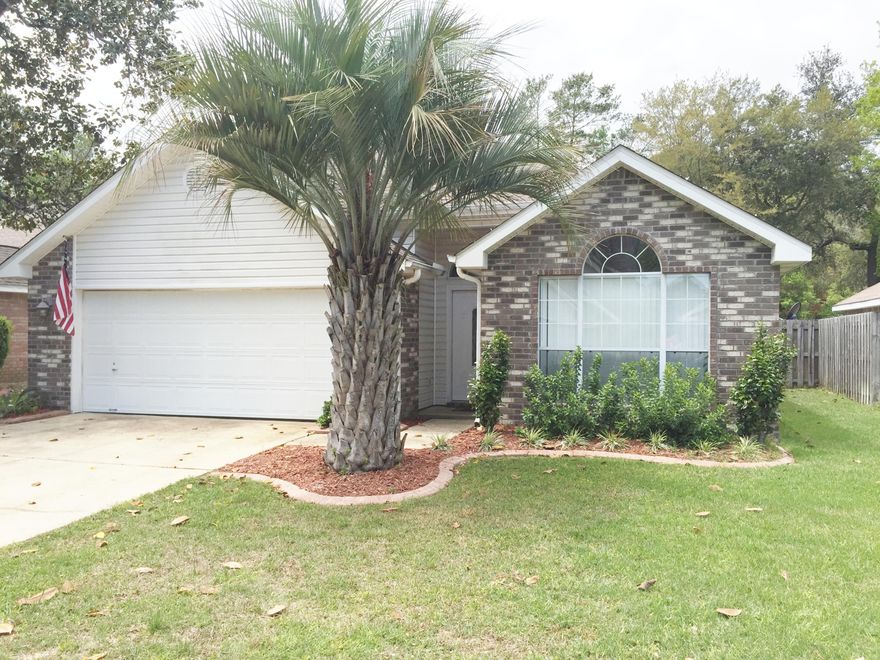 GREAT LOCATION IN BLUEWATER BAY AND ONLY ONE BLOCK TO THE MARINA. THIS HOME HAS BEEN WELL MAINTAINED. FLOOR PLAN INCLUDES OPTIONAL 4TH BEDROOM/STUDY WITH ARCHED WINDOW AND FRENCH DOORS. SEPARATE DINING ROOM. KITCHEN HAS LOTS OF CABINETS AND COUNTER SPACE. BIG ISLAND/BREAKFAST BAR. KITCHEN OPENS TO LARGE GREATROOM WITH GAS FIREPLACE & TRIPLE SLIDING DOOR. SCREEN PORCH AND NICELY LANDSCAPED BACKYARD. SPLIT BEDROOM PLAN WITH SPACIOUS MASTER BEDROOM, WALK IN CLOSET & BATH WITH CULTURED MARBLE VANITY, GARDEN TUB & SEPARATE SHOWER. TILE THRUOUT-FOYER, KITCHEN, BATHS & UTILITY ROOM. MANY UPGRADES: DIMENSIONAL SHINGLES, 4 SIDES BRICK, SODDED YARD,CUSTOM LANDSAPING, SPRINKLER SYSTEM, GARAGE DOOR OPENER, VAULTED CEILINGS, ART NICHES, UPGRADED LIGHT FIXTURES, CEILING FANS AND MORE.