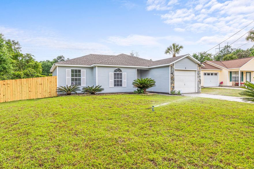 Adorable cul-de-sac home.You'd never know your new 3 bedroom, 2 bath quiet Crestview cottage was close to I 10 and businesses. Brand new LPV flooring in living are and brand new carpet in bedrooms! Granite counter tops and freshly painted cabinets!.Entertaining is easy with open access to the dining room from the kitchen.