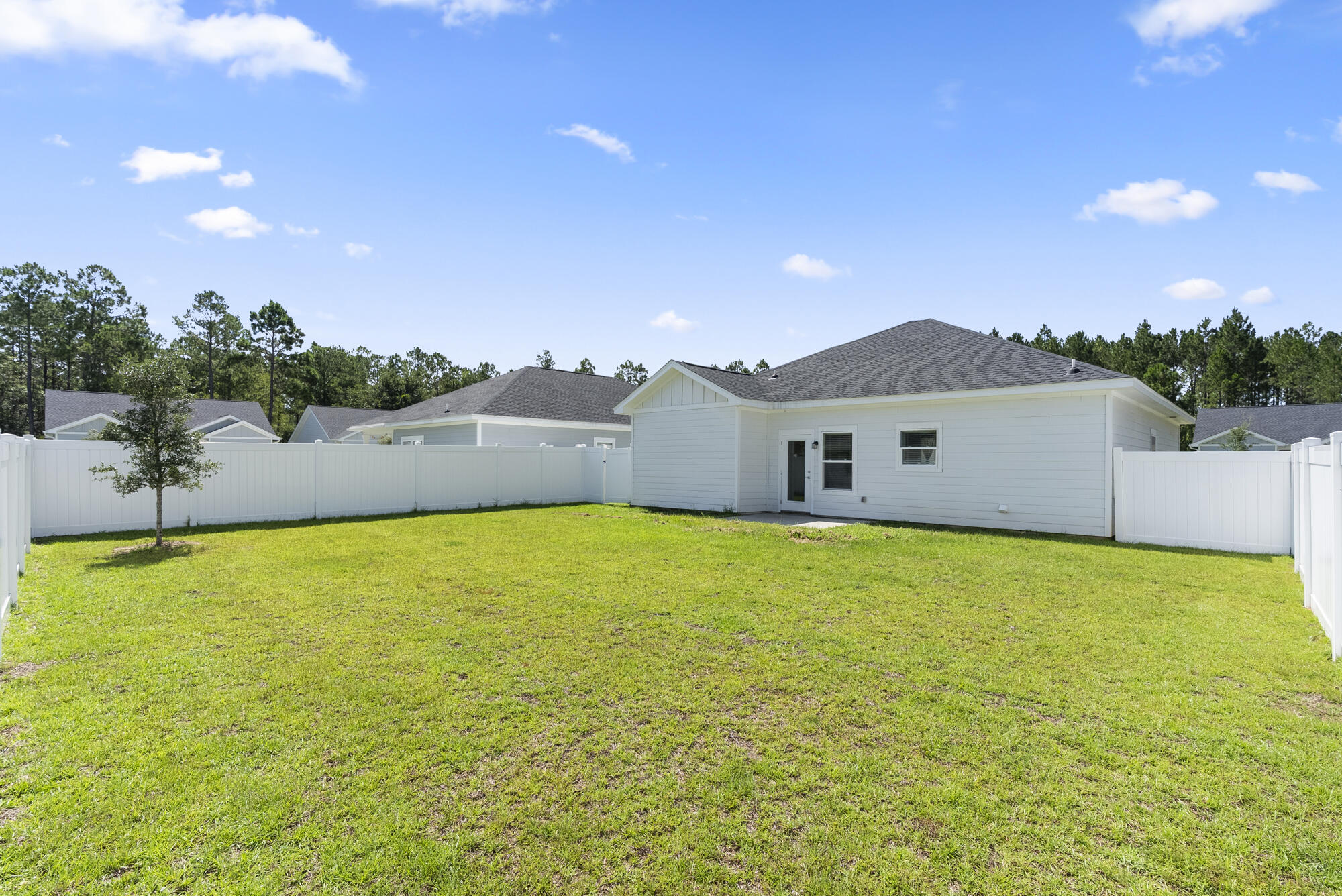 Welcome to 160 Bradford Court! This spacious 3-bedroom, 2-bathroom home features a modern open concept design with a split bedroom floorplan. Enjoy the large, fenced-in backyard and patio. The kitchen includes stylish quartz countertops, soft-close cabinets, and stainless steel appliances. Move-in ready with a washer and dryer included. Located just 15 minutes from the beach, this home combines comfort and convenience. Plus, take advantage of this special offer: 1/2 off the first month's rent on a 12-month lease, with an option to extend to 24 months and receive another 1/2 off your first month. Don't miss this opportunity to live in a desirable location in the center of Freeport!