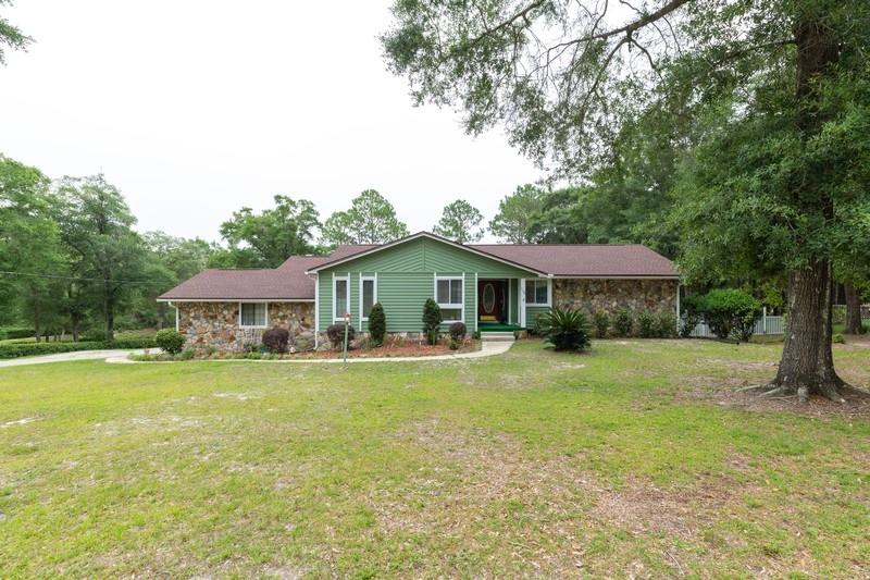 Look at this spacious LAKEFRONT home in Kennedy Lakes! This 4 + bedroom home has 3 bedrooms, 2.5 bathrooms upstairs, with hardwood floors throughout! Formal dining room, updated kitchen with custom backsplash, granite counter tops, stainless steel appliances, large pantry, and living area all over look the beautiful view of the lake! The heated/cooled walkout basement has a 4th bedroom and full bath, as well as a large rec room with a pool table and wet bar- complete with sink, refrigerator, and microwave. The basement has exterior access through the sliding doors and could be rented out! Roof was replaced 2019. Wake up to this beautiful view and enjoy your coffee on the large screened in porch! Buyer to verify all items deemed important, including measurements and dimensions. MORE--