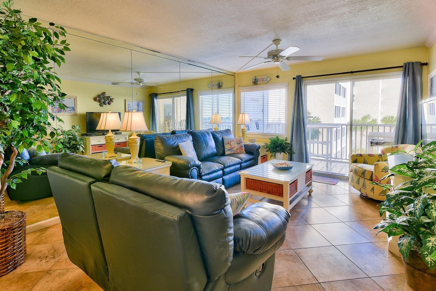 HOLIDAY SURF & RACQUET CLUB - Residential