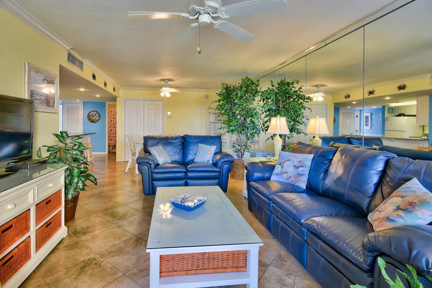 HOLIDAY SURF & RACQUET CLUB - Residential