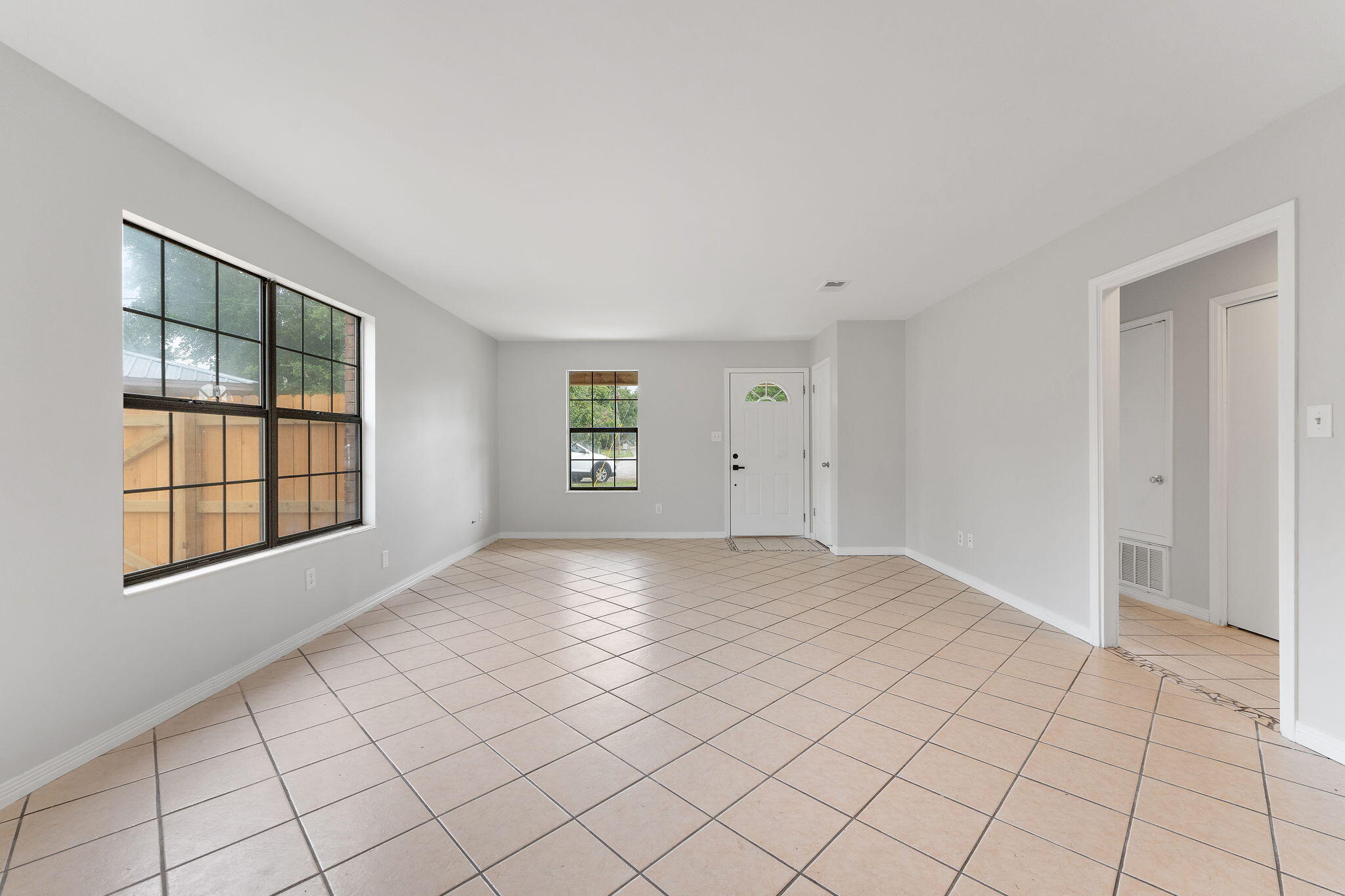 VILLA EAST - Residential