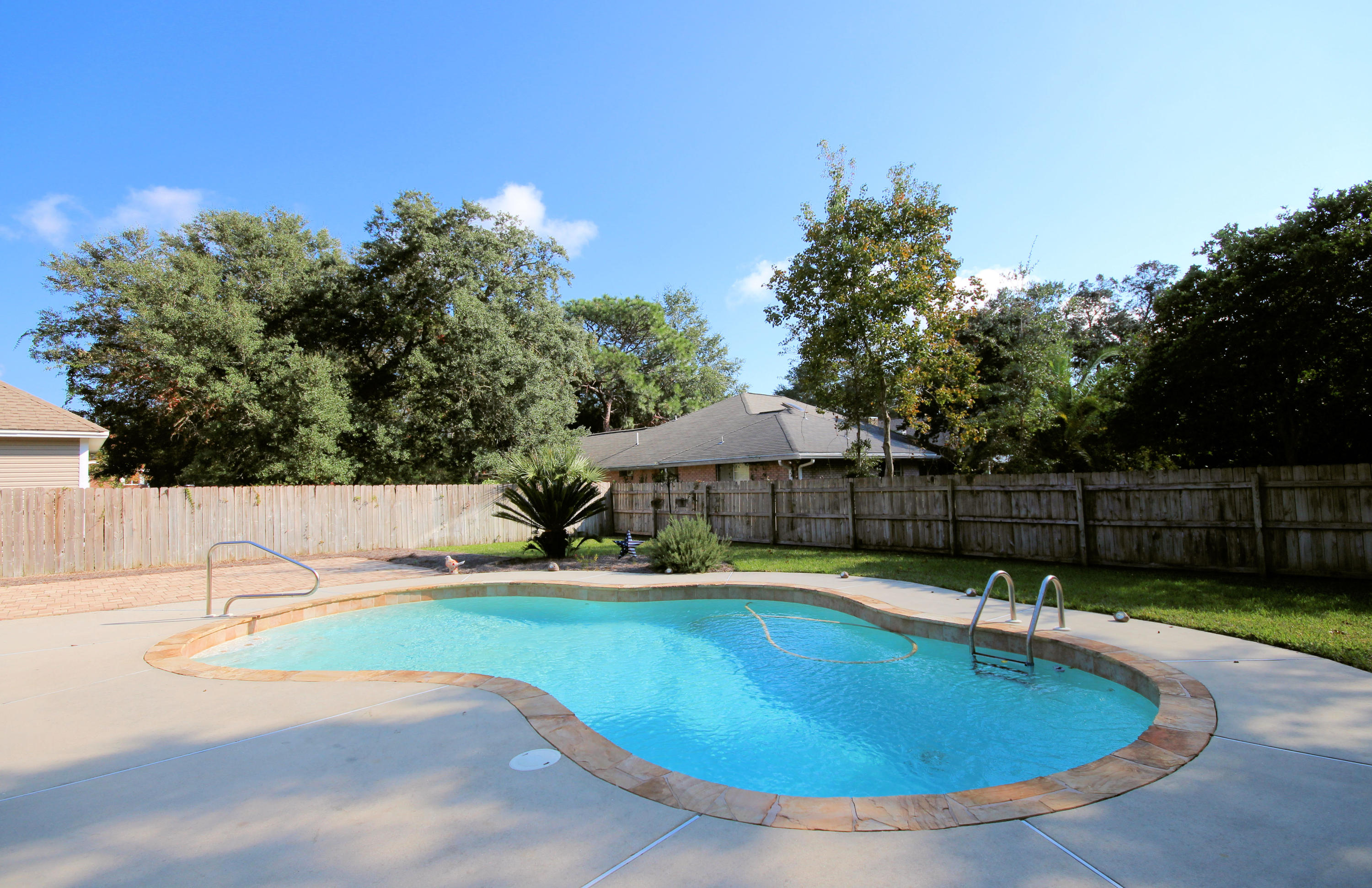 WOODLAND SHORES - Residential