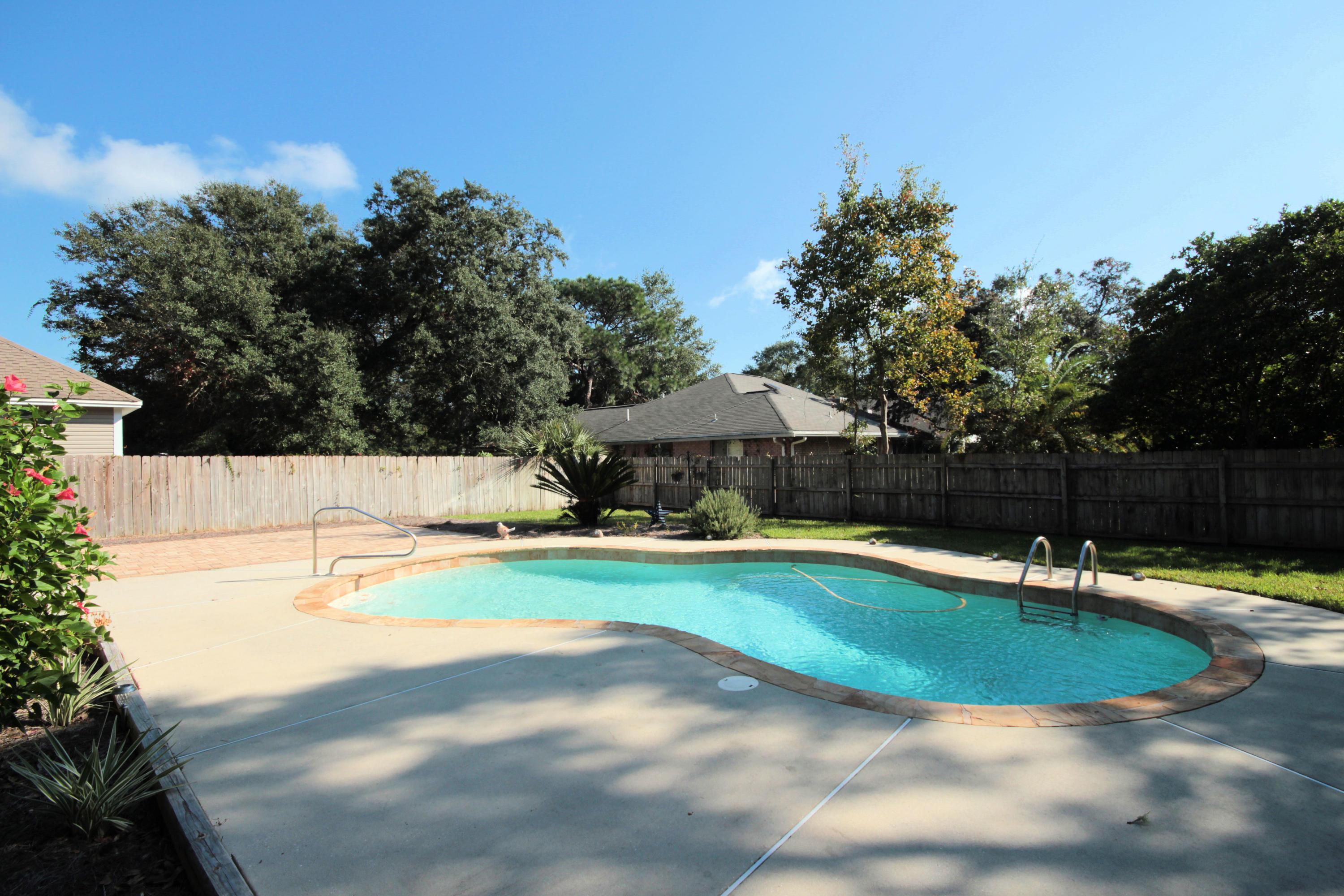 WOODLAND SHORES - Residential