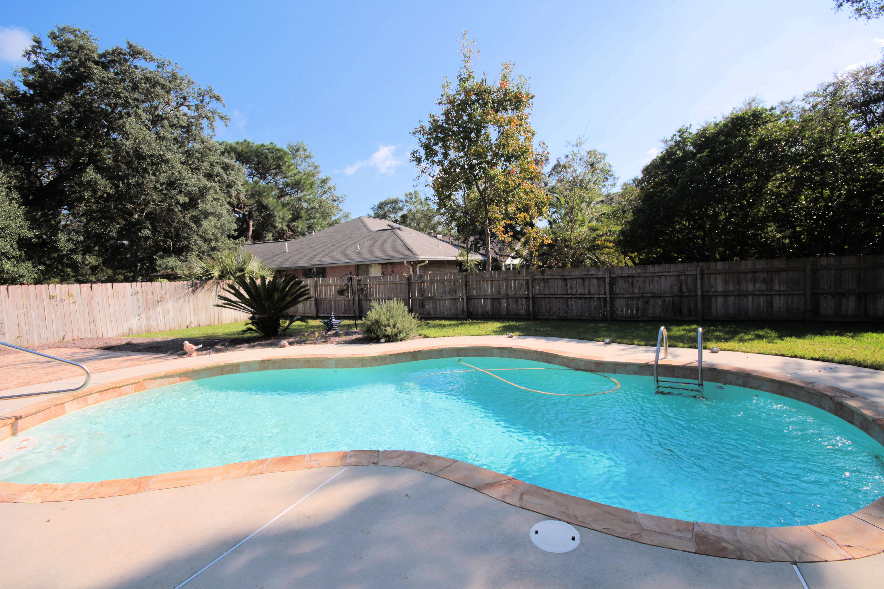 WOODLAND SHORES - Residential