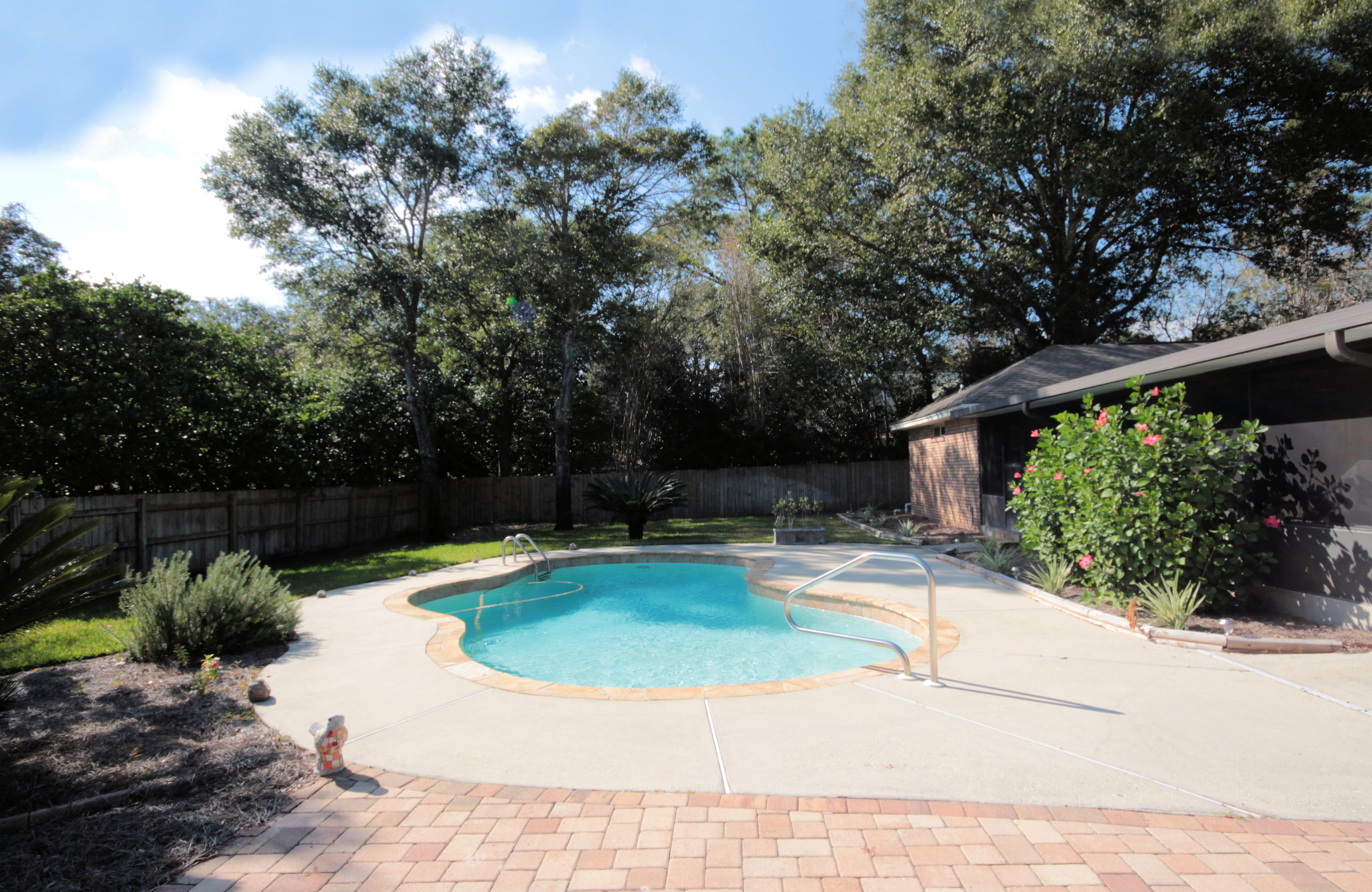 WOODLAND SHORES - Residential