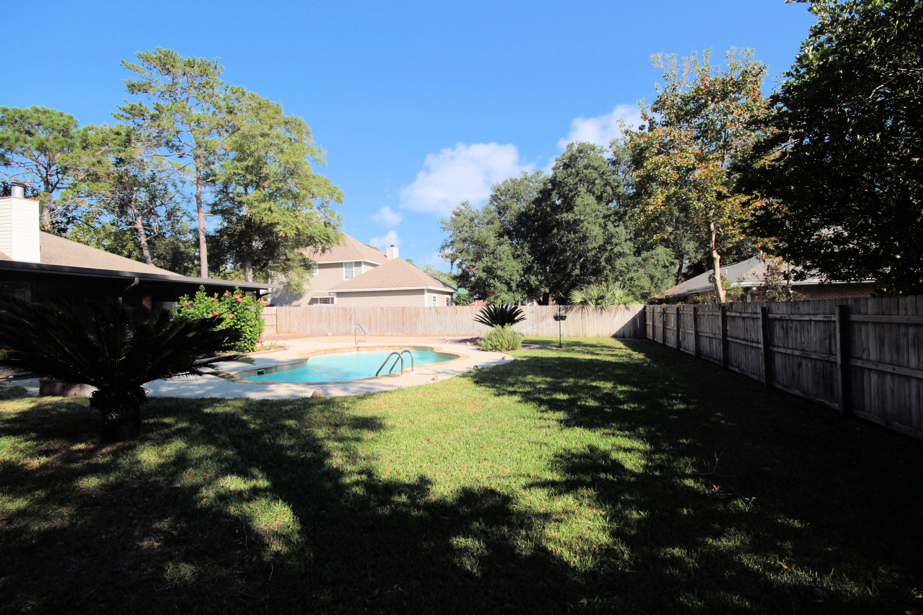 WOODLAND SHORES - Residential