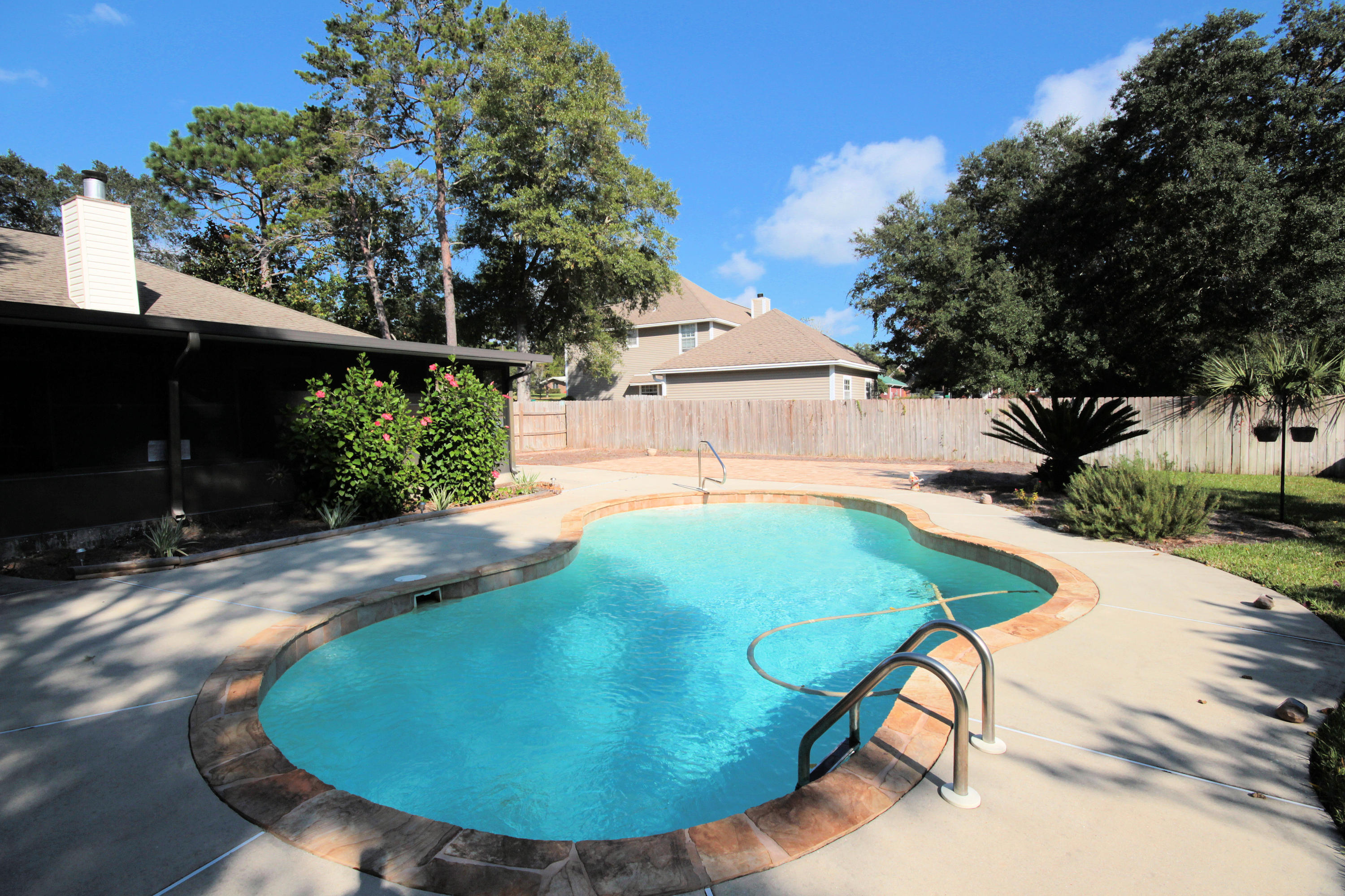 WOODLAND SHORES - Residential