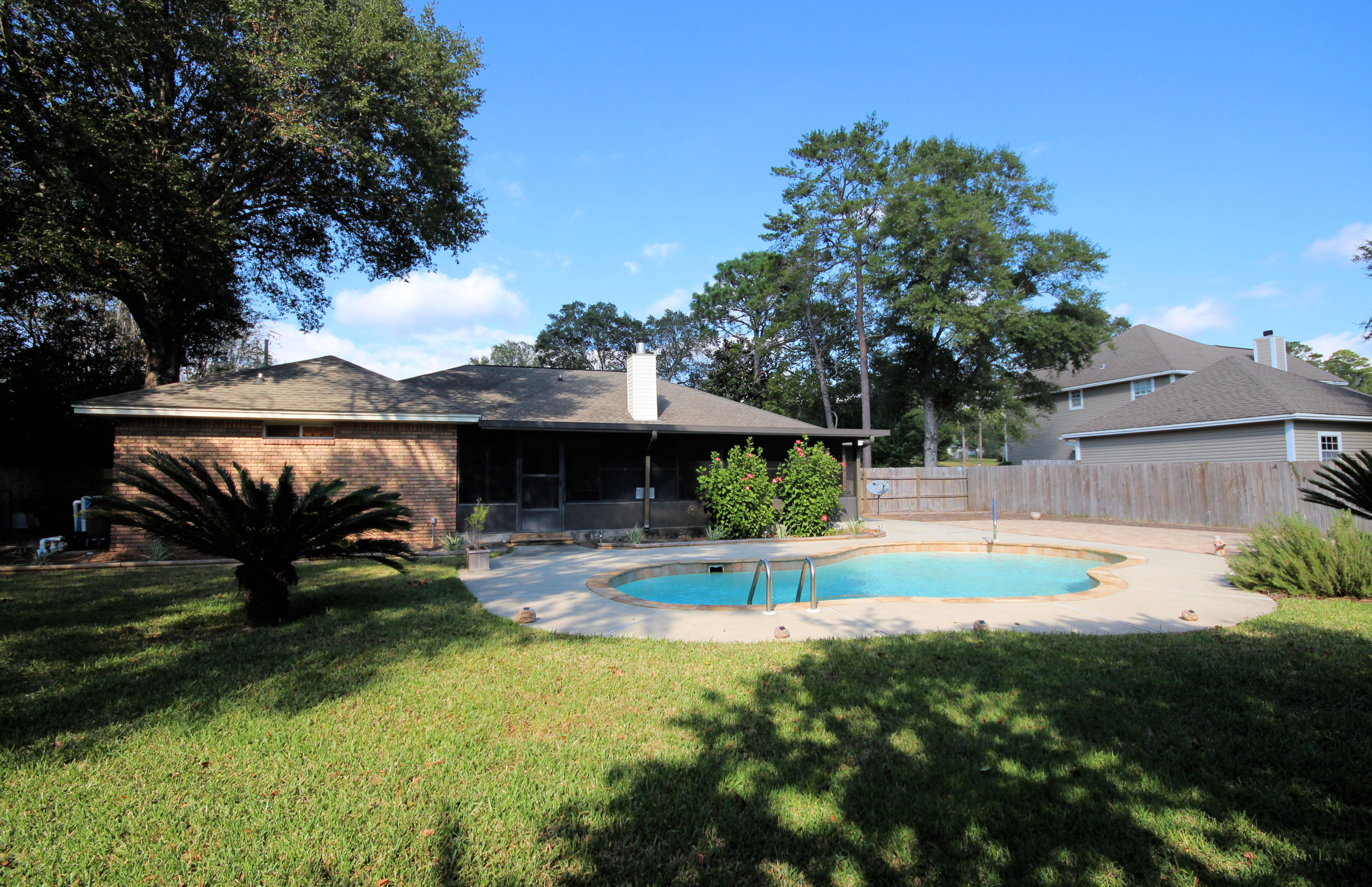 WOODLAND SHORES - Residential