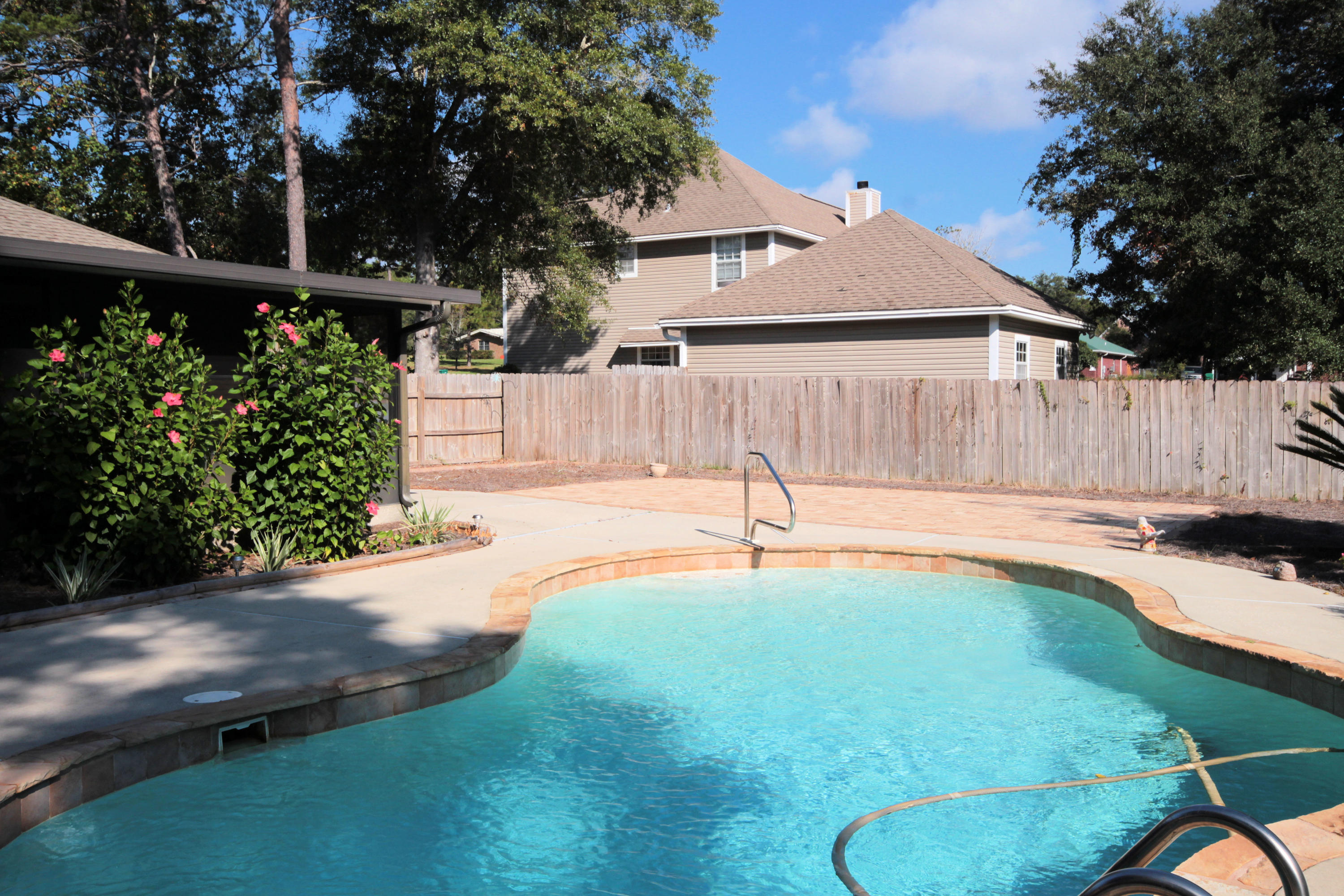 WOODLAND SHORES - Residential