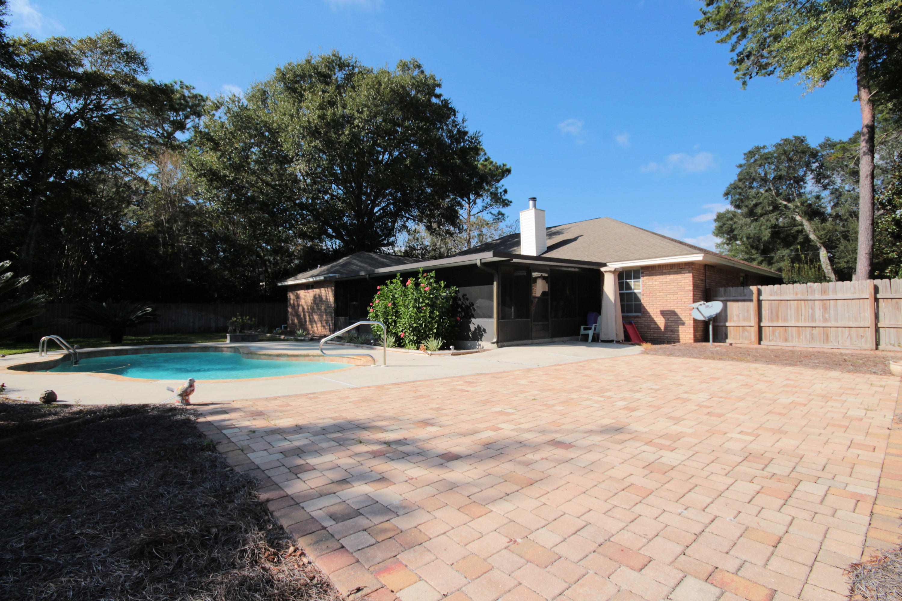 WOODLAND SHORES - Residential