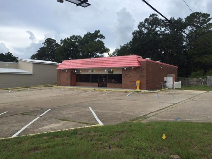 GREAT RETAIL SPACE ON BEAL PARKWAY ABOUT 1/2 MILE SOUTH OF WALMART AND SAM'S CLUB. PLENTY OF PARKING. MOSTLY OPEN SPACE WITH 2 RESTROOMS.