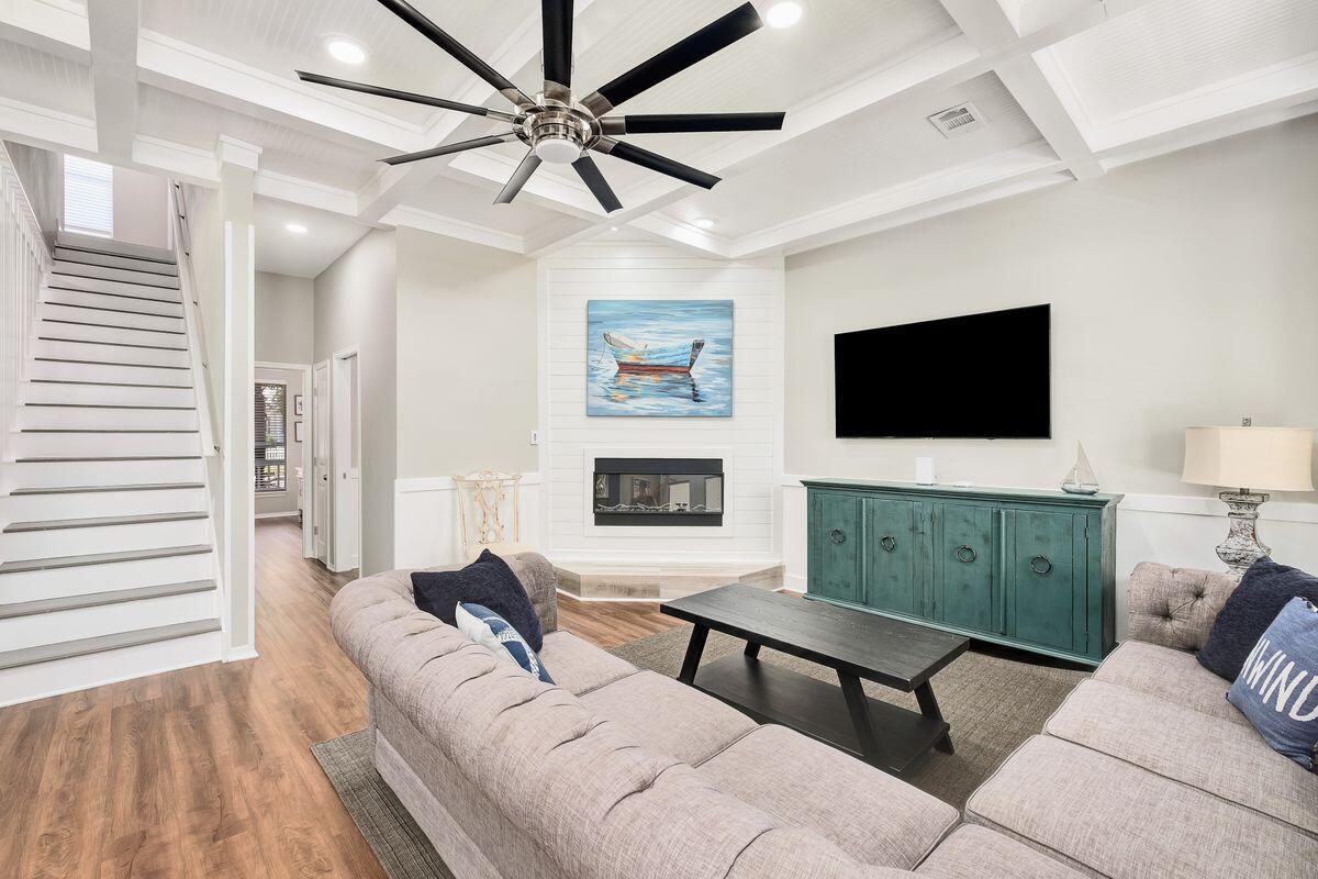 CRYSTAL SHORES - Residential