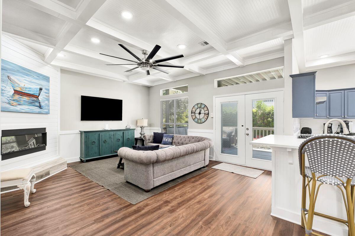CRYSTAL SHORES - Residential